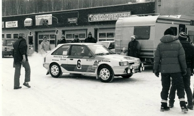 Ingvar Carlsson - Jan-Olof Bohlin
36º Internacional Suecia Rally 1986. Mazda 323 4WD (EXR 949). Abandonó  por problemas electricos en SS15 Musjoheden de 29.89 Km.

Del 14 al 16 de Febrero, Karlstad, Suecia.
Superficie: nieve - hielo.

El Rally tenia un total de 1670.00 km de los que 556.79 km divididos en 30 tramos eran especiales.

Tomaron la salida 107 equipos, finalizaron 62.
Tomaron la salida 107 equipos, finalizaron 62.
Palabras clave: ;Mazda;4WD;Suecia;1986