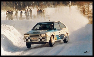 Ingvar Carlsson - Jan-Olof Bohlin
36º Internacional Suecia Rally 1986. Mazda 323 4WD (EXR 949). Abandonó  por problemas electricos en SS15 Musjoheden de 29.89 Km.

Del 14 al 16 de Febrero, Karlstad, Suecia.
Superficie: nieve - hielo.

El Rally tenia un total de 1670.00 km de los que 556.79 km divididos en 30 tramos eran especiales.

Tomaron la salida 107 equipos, finalizaron 62.
Palabras clave: ;Mazda;4WD;Suecia;1986;Nieve