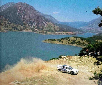 Karl-Erik (Kalle) Grundel - Benny Melander
33º Acropolis Rally 1986. Ford RS200 (B200 XVX). Abandonó por tornillos ruedas en SS18 18 Arahova de 13.74 km

Del 2 al 4 de Junio, Atenas, Grecia.
Superficie: tierra.

El Rally tení­a un total de 1890.00 km de los que 572.13 km divididos en 46 tramos eran especiales (8 de ellas fueron cancelados SS8, SS9, SS10, SS14, SS16, SS21, SS36 y SS45)

Tomaron la salida 101 equipos, finalizaron 34.@
Palabras clave: Kalle_Grundel;Ford;RS200;Grupo_B;Acropolis;1986;Grecia