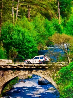 Massimo (Miki) Biasion - Tiziano Siviero
30º Tour de Corse - Rallye de France 1986. Lancia Delta S4 (TO 76795E).
Equipo Martini Lancia se retira de la prueba a causa del fatal accidente de Henri Toivonen y Sergio Cresto el di­a 02-05-1986.

Del 1 al 3 de Mayo, Ajaccio, Córcega, Francia.
Superficie: asfalto.

El Rally tenia un total de 1551.00 km de los que 1122.34 km divididos en 30 tramos eran especiales. (4 de ellos fueron cancelados. SS12 Figarella - Cardo de 15.75 Km, SS18 Corte - Taverna de 26.84 Km, SS19 Moltifao - Speloncato de 38.16 Km y SS20 Corbara - Calenzana de 23.69 Km. Los 3 últimos por el fatal accidente de Henri y Sergio).
Tomaron la salida 122 equipos, finalizaron 31.

En esta edición habí­an 5 tramos de 50 o mas Km cronometrados, SS7 Cozzano - Col de la Serra de 50.84, SS8 Muracciole - Abbazia de 50.00, SS10 Pont d'Altiani - Pont St Laurent de 56.01, SS14 Prunelli - San Pancrazio de 55.67 y SS17 Campe Militaire - Corte de 58.14. Uno de mas de 70 km, SS23 Saint Roch - Suaricchio de 78.19, y otro, el último, SS30 Liamone - Suaricchio de 83.16 Km.

Aquí dejo los kilómetros de cada uno de los 30 tramos del Rally:

1ª ETAPA (01-Mayo-1986)
SS1 Verghia - Pont de la Masina de 38.09 km
SS2 Sainte Marie Sicche - Moca 1 de 23.96 km
SS3 Petreto - Aullene 1 de 20.03 km
SS4 Zerubia - Santa Giulia de 30.60 km
SS5 Sartene - Zonza de 44.23 km
SS6 Aullene - Zicavo de 25.59 km
SS7 Cozzano - Col de la Serra de 50.84 km
SS8 Muracciole - Abbazia de 50.00 km
SS9 Campo al Quarcio - Ponte de Noceta de 33.77 km
SS10 Pont d'Altiani - Pont St Laurent de 56.01 km
SS11 Ponte Rosso - Borgo de 42.29 km

TOTAL ETAPA 415.41 km

2ª ETAPA (02 Mayo-1986)
SS12 Figarella - Cardo (cancelado) de 15.75 km
SS13 Saint Florent - Col de San Stefano de 26.81 km
SS14 Prunelli - San Pancrazio de 55.67 km
SS15 Folelli - Santa Lucia di Moriani de 18.49 km
SS16 Moriani Plage - Orsoni de 20.10 km
SS17 Campe Militaire Corte de 58.14 km
SS18 Corte - Taverna (cancelado) de 26.84 km
SS19 Moltifao - Speloncato (cancelado) de 38.16 km
SS20 Corbara - Calenzana (cancelado) de 23.69 km

TOTAL ETAPA 283.65 km

3ª ETAPA (03-Mayo-1986)
SS21 Norte Dame de la Serra - Pont du Fango de 28.77 km
SS22 Fango - Ota de 48.59 km
SS23 Saint Roch - Suaricchio de 78.19 km
SS24 Tavera - Pont de Mezzana de 30.57 km
SS25 Sainte Marie Sicche - Moca 2 de 23.96 km
SS26 Petreto - Aullene 2 de 20.03 km
SS27 Sorbollano - Santa Giulia de 35.59 km
SS28 Calvese - Agosta Plage de 38.69 km
SS29 Plaine de Peri - Capiglioli de 35.73 km
SS30 Liamone - Suaricchio 83.16 km

TOTAL ETAPA 423.28 km.
SUMANDO LAS TRES ETAPAS, ESTAMOS HABLANDO DE 1122.34 KM CRONOMETRADOS... UNA SALVAJADA...
@
Palabras clave: Miki_Biasion;Tiziano_Siviero;Lancia;Delta;Corcega;Grupo_B;1986;Corse