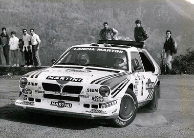 Massimo (Miki) Biasion - Tiziano Siviero
30º Tour de Corse - Rallye de France 1986. Lancia Delta S4 (TO 76795E).
Equipo Martini Lancia se retira de la prueba a causa del fatal accidente de Henri Toivonen y Sergio Cresto el di­a 02-05-1986.

Del 1 al 3 de Mayo, Ajaccio, Córcega, Francia.
Superficie: asfalto.

El Rally tenia un total de 1551.00 km de los que 1122.34 km divididos en 30 tramos eran especiales. (4 de ellos fueron cancelados. SS12 Figarella - Cardo de 15.75 Km, SS18 Corte - Taverna de 26.84 Km, SS19 Moltifao - Speloncato de 38.16 Km y SS20 Corbara - Calenzana de 23.69 Km. Los 3 últimos por el fatal accidente de Henri y Sergio).
Tomaron la salida 122 equipos, finalizaron 31.

En esta edición habí­an 5 tramos de 50 o mas Km cronometrados, SS7 Cozzano - Col de la Serra de 50.84, SS8 Muracciole - Abbazia de 50.00, SS10 Pont d'Altiani - Pont St Laurent de 56.01, SS14 Prunelli - San Pancrazio de 55.67 y SS17 Campe Militaire - Corte de 58.14. Uno de mas de 70 km, SS23 Saint Roch - Suaricchio de 78.19, y otro, el último, SS30 Liamone - Suaricchio de 83.16 Km.

Aquí dejo los kilómetros de cada uno de los 30 tramos del Rally:

1ª ETAPA (01-Mayo-1986)
SS1 Verghia - Pont de la Masina de 38.09 km
SS2 Sainte Marie Sicche - Moca 1 de 23.96 km
SS3 Petreto - Aullene 1 de 20.03 km
SS4 Zerubia - Santa Giulia de 30.60 km
SS5 Sartene - Zonza de 44.23 km
SS6 Aullene - Zicavo de 25.59 km
SS7 Cozzano - Col de la Serra de 50.84 km
SS8 Muracciole - Abbazia de 50.00 km
SS9 Campo al Quarcio - Ponte de Noceta de 33.77 km
SS10 Pont d'Altiani - Pont St Laurent de 56.01 km
SS11 Ponte Rosso - Borgo de 42.29 km

TOTAL ETAPA 415.41 km

2ª ETAPA (02 Mayo-1986)
SS12 Figarella - Cardo (cancelado) de 15.75 km
SS13 Saint Florent - Col de San Stefano de 26.81 km
SS14 Prunelli - San Pancrazio de 55.67 km
SS15 Folelli - Santa Lucia di Moriani de 18.49 km
SS16 Moriani Plage - Orsoni de 20.10 km
SS17 Campe Militaire Corte de 58.14 km
SS18 Corte - Taverna (cancelado) de 26.84 km
SS19 Moltifao - Speloncato (cancelado) de 38.16 km
SS20 Corbara - Calenzana (cancelado) de 23.69 km

TOTAL ETAPA 283.65 km

3ª ETAPA (03-Mayo-1986)
SS21 Norte Dame de la Serra - Pont du Fango de 28.77 km
SS22 Fango - Ota de 48.59 km
SS23 Saint Roch - Suaricchio de 78.19 km
SS24 Tavera - Pont de Mezzana de 30.57 km
SS25 Sainte Marie Sicche - Moca 2 de 23.96 km
SS26 Petreto - Aullene 2 de 20.03 km
SS27 Sorbollano - Santa Giulia de 35.59 km
SS28 Calvese - Agosta Plage de 38.69 km
SS29 Plaine de Peri - Capiglioli de 35.73 km
SS30 Liamone - Suaricchio 83.16 km

TOTAL ETAPA 423.28 km.
SUMANDO LAS TRES ETAPAS, ESTAMOS HABLANDO DE 1122.34 KM CRONOMETRADOS... UNA SALVAJADA...
@
Palabras clave: Miki_Biasion;Tiziano_Siviero;Lancia;Delta;Corcega;Grupo_B;1986;Corse
