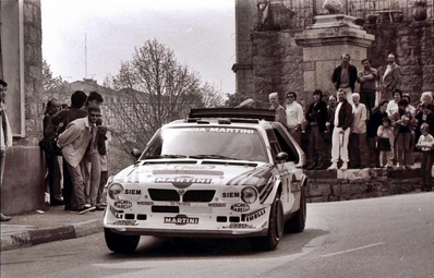 Massimo (Miki) Biasion - Tiziano Siviero
30º Tour de Corse - Rallye de France 1986. Lancia Delta S4 (TO 76795E).
Equipo Martini Lancia se retira de la prueba a causa del fatal accidente de Henri Toivonen y Sergio Cresto el di­a 02-05-1986.

Del 1 al 3 de Mayo, Ajaccio, Córcega, Francia.
Superficie: asfalto.

El Rally tenia un total de 1551.00 km de los que 1122.34 km divididos en 30 tramos eran especiales. (4 de ellos fueron cancelados. SS12 Figarella - Cardo de 15.75 Km, SS18 Corte - Taverna de 26.84 Km, SS19 Moltifao - Speloncato de 38.16 Km y SS20 Corbara - Calenzana de 23.69 Km. Los 3 últimos por el fatal accidente de Henri y Sergio).
Tomaron la salida 122 equipos, finalizaron 31.

En esta edición habí­an 5 tramos de 50 o mas Km cronometrados, SS7 Cozzano - Col de la Serra de 50.84, SS8 Muracciole - Abbazia de 50.00, SS10 Pont d'Altiani - Pont St Laurent de 56.01, SS14 Prunelli - San Pancrazio de 55.67 y SS17 Campe Militaire - Corte de 58.14. Uno de mas de 70 km, SS23 Saint Roch - Suaricchio de 78.19, y otro, el último, SS30 Liamone - Suaricchio de 83.16 Km.

Aquí dejo los kilómetros de cada uno de los 30 tramos del Rally:

1ª ETAPA (01-Mayo-1986)
SS1 Verghia - Pont de la Masina de 38.09 km
SS2 Sainte Marie Sicche - Moca 1 de 23.96 km
SS3 Petreto - Aullene 1 de 20.03 km
SS4 Zerubia - Santa Giulia de 30.60 km
SS5 Sartene - Zonza de 44.23 km
SS6 Aullene - Zicavo de 25.59 km
SS7 Cozzano - Col de la Serra de 50.84 km
SS8 Muracciole - Abbazia de 50.00 km
SS9 Campo al Quarcio - Ponte de Noceta de 33.77 km
SS10 Pont d'Altiani - Pont St Laurent de 56.01 km
SS11 Ponte Rosso - Borgo de 42.29 km

TOTAL ETAPA 415.41 km

2ª ETAPA (02 Mayo-1986)
SS12 Figarella - Cardo (cancelado) de 15.75 km
SS13 Saint Florent - Col de San Stefano de 26.81 km
SS14 Prunelli - San Pancrazio de 55.67 km
SS15 Folelli - Santa Lucia di Moriani de 18.49 km
SS16 Moriani Plage - Orsoni de 20.10 km
SS17 Campe Militaire Corte de 58.14 km
SS18 Corte - Taverna (cancelado) de 26.84 km
SS19 Moltifao - Speloncato (cancelado) de 38.16 km
SS20 Corbara - Calenzana (cancelado) de 23.69 km

TOTAL ETAPA 283.65 km

3ª ETAPA (03-Mayo-1986)
SS21 Norte Dame de la Serra - Pont du Fango de 28.77 km
SS22 Fango - Ota de 48.59 km
SS23 Saint Roch - Suaricchio de 78.19 km
SS24 Tavera - Pont de Mezzana de 30.57 km
SS25 Sainte Marie Sicche - Moca 2 de 23.96 km
SS26 Petreto - Aullene 2 de 20.03 km
SS27 Sorbollano - Santa Giulia de 35.59 km
SS28 Calvese - Agosta Plage de 38.69 km
SS29 Plaine de Peri - Capiglioli de 35.73 km
SS30 Liamone - Suaricchio 83.16 km

TOTAL ETAPA 423.28 km.
SUMANDO LAS TRES ETAPAS, ESTAMOS HABLANDO DE 1122.34 KM CRONOMETRADOS... UNA SALVAJADA...
@
Palabras clave: Miki_Biasion;Tiziano_Siviero;Lancia;Delta;Corcega;Grupo_B;1986;Corse
