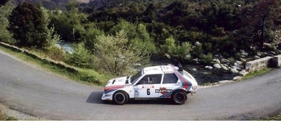 Massimo (Miki) Biasion - Tiziano Siviero
30º Tour de Corse - Rallye de France 1986. Lancia Delta S4 (TO 76795E).
Equipo Martini Lancia se retira de la prueba a causa del fatal accidente de Henri Toivonen y Sergio Cresto el di­a 02-05-1986.

Del 1 al 3 de Mayo, Ajaccio, Córcega, Francia.
Superficie: asfalto.

El Rally tenia un total de 1551.00 km de los que 1122.34 km divididos en 30 tramos eran especiales. (4 de ellos fueron cancelados. SS12 Figarella - Cardo de 15.75 Km, SS18 Corte - Taverna de 26.84 Km, SS19 Moltifao - Speloncato de 38.16 Km y SS20 Corbara - Calenzana de 23.69 Km. Los 3 últimos por el fatal accidente de Henri y Sergio).
Tomaron la salida 122 equipos, finalizaron 31.

En esta edición habí­an 5 tramos de 50 o mas Km cronometrados, SS7 Cozzano - Col de la Serra de 50.84, SS8 Muracciole - Abbazia de 50.00, SS10 Pont d'Altiani - Pont St Laurent de 56.01, SS14 Prunelli - San Pancrazio de 55.67 y SS17 Campe Militaire - Corte de 58.14. Uno de mas de 70 km, SS23 Saint Roch - Suaricchio de 78.19, y otro, el último, SS30 Liamone - Suaricchio de 83.16 Km.

Aquí dejo los kilómetros de cada uno de los 30 tramos del Rally:

1ª ETAPA (01-Mayo-1986)
SS1 Verghia - Pont de la Masina de 38.09 km
SS2 Sainte Marie Sicche - Moca 1 de 23.96 km
SS3 Petreto - Aullene 1 de 20.03 km
SS4 Zerubia - Santa Giulia de 30.60 km
SS5 Sartene - Zonza de 44.23 km
SS6 Aullene - Zicavo de 25.59 km
SS7 Cozzano - Col de la Serra de 50.84 km
SS8 Muracciole - Abbazia de 50.00 km
SS9 Campo al Quarcio - Ponte de Noceta de 33.77 km
SS10 Pont d'Altiani - Pont St Laurent de 56.01 km
SS11 Ponte Rosso - Borgo de 42.29 km

TOTAL ETAPA 415.41 km

2ª ETAPA (02 Mayo-1986)
SS12 Figarella - Cardo (cancelado) de 15.75 km
SS13 Saint Florent - Col de San Stefano de 26.81 km
SS14 Prunelli - San Pancrazio de 55.67 km
SS15 Folelli - Santa Lucia di Moriani de 18.49 km
SS16 Moriani Plage - Orsoni de 20.10 km
SS17 Campe Militaire Corte de 58.14 km
SS18 Corte - Taverna (cancelado) de 26.84 km
SS19 Moltifao - Speloncato (cancelado) de 38.16 km
SS20 Corbara - Calenzana (cancelado) de 23.69 km

TOTAL ETAPA 283.65 km

3ª ETAPA (03-Mayo-1986)
SS21 Norte Dame de la Serra - Pont du Fango de 28.77 km
SS22 Fango - Ota de 48.59 km
SS23 Saint Roch - Suaricchio de 78.19 km
SS24 Tavera - Pont de Mezzana de 30.57 km
SS25 Sainte Marie Sicche - Moca 2 de 23.96 km
SS26 Petreto - Aullene 2 de 20.03 km
SS27 Sorbollano - Santa Giulia de 35.59 km
SS28 Calvese - Agosta Plage de 38.69 km
SS29 Plaine de Peri - Capiglioli de 35.73 km
SS30 Liamone - Suaricchio 83.16 km

TOTAL ETAPA 423.28 km.
SUMANDO LAS TRES ETAPAS, ESTAMOS HABLANDO DE 1122.34 KM CRONOMETRADOS... UNA SALVAJADA...
@
Palabras clave: Miki_Biasion;Tiziano_Siviero;Lancia;Delta;Corse;Corcega;1986;Grupo_B