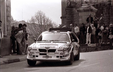 Massimo (Miki) Biasion - Tiziano Siviero
30º Tour de Corse - Rallye de France 1986. Lancia Delta S4 (TO 76795E).
Equipo Martini Lancia se retira de la prueba a causa del fatal accidente de Henri Toivonen y Sergio Cresto el di­a 02-05-1986.

Del 1 al 3 de Mayo, Ajaccio, Córcega, Francia.
Superficie: asfalto.

El Rally tenia un total de 1551.00 km de los que 1122.34 km divididos en 30 tramos eran especiales. (4 de ellos fueron cancelados. SS12 Figarella - Cardo de 15.75 Km, SS18 Corte - Taverna de 26.84 Km, SS19 Moltifao - Speloncato de 38.16 Km y SS20 Corbara - Calenzana de 23.69 Km. Los 3 últimos por el fatal accidente de Henri y Sergio).
Tomaron la salida 122 equipos, finalizaron 31.

En esta edición habí­an 5 tramos de 50 o mas Km cronometrados, SS7 Cozzano - Col de la Serra de 50.84, SS8 Muracciole - Abbazia de 50.00, SS10 Pont d'Altiani - Pont St Laurent de 56.01, SS14 Prunelli - San Pancrazio de 55.67 y SS17 Campe Militaire - Corte de 58.14. Uno de mas de 70 km, SS23 Saint Roch - Suaricchio de 78.19, y otro, el último, SS30 Liamone - Suaricchio de 83.16 Km.

Aquí dejo los kilómetros de cada uno de los 30 tramos del Rally:

1ª ETAPA (01-Mayo-1986)
SS1 Verghia - Pont de la Masina de 38.09 km
SS2 Sainte Marie Sicche - Moca 1 de 23.96 km
SS3 Petreto - Aullene 1 de 20.03 km
SS4 Zerubia - Santa Giulia de 30.60 km
SS5 Sartene - Zonza de 44.23 km
SS6 Aullene - Zicavo de 25.59 km
SS7 Cozzano - Col de la Serra de 50.84 km
SS8 Muracciole - Abbazia de 50.00 km
SS9 Campo al Quarcio - Ponte de Noceta de 33.77 km
SS10 Pont d'Altiani - Pont St Laurent de 56.01 km
SS11 Ponte Rosso - Borgo de 42.29 km

TOTAL ETAPA 415.41 km

2ª ETAPA (02 Mayo-1986)
SS12 Figarella - Cardo (cancelado) de 15.75 km
SS13 Saint Florent - Col de San Stefano de 26.81 km
SS14 Prunelli - San Pancrazio de 55.67 km
SS15 Folelli - Santa Lucia di Moriani de 18.49 km
SS16 Moriani Plage - Orsoni de 20.10 km
SS17 Campe Militaire Corte de 58.14 km
SS18 Corte - Taverna (cancelado) de 26.84 km
SS19 Moltifao - Speloncato (cancelado) de 38.16 km
SS20 Corbara - Calenzana (cancelado) de 23.69 km

TOTAL ETAPA 283.65 km

3ª ETAPA (03-Mayo-1986)
SS21 Norte Dame de la Serra - Pont du Fango de 28.77 km
SS22 Fango - Ota de 48.59 km
SS23 Saint Roch - Suaricchio de 78.19 km
SS24 Tavera - Pont de Mezzana de 30.57 km
SS25 Sainte Marie Sicche - Moca 2 de 23.96 km
SS26 Petreto - Aullene 2 de 20.03 km
SS27 Sorbollano - Santa Giulia de 35.59 km
SS28 Calvese - Agosta Plage de 38.69 km
SS29 Plaine de Peri - Capiglioli de 35.73 km
SS30 Liamone - Suaricchio 83.16 km

TOTAL ETAPA 423.28 km.
SUMANDO LAS TRES ETAPAS, ESTAMOS HABLANDO DE 1122.34 KM CRONOMETRADOS... UNA SALVAJADA...
@

Palabras clave: Grupo_B;Delta;Lancia;Miki_Biasion;Tiziano_Siviero;Corcega;1986;Corse