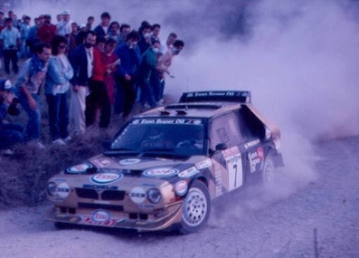 Fabrizio Tabaton - Luciano Tedeschini
28º Rally Sanremo 1986. Lancia Delta S4 (TO 77891E). Abandonó en SS5 Ghizzano 1 de 12.90 Km, desconocemos el motivo.

Equipo Peugeot descalificado
El tercer dí­a del Rally se examinó el Peugeot y se decreto que las aletas de la parte de abajo eran en realidad faldillas. Las faldillas habí­an sido prohibidas después del Córcega, y a pesar de que los coches habí­an pasado las verificaciones pre-rally, se excluyeron todos los Peugeot de inmediato. Peugeot llevó el asunto a la FISA en diciembre, y decidió que la exclusión era ilegal.

Todos los puntos del Rally para el Campeonato se anularon, por eso Sanremo de 1986 no pudo considerarse una prueba de WRC, y por eso Markku Alén fue Campeón del Mundo durante tan solo 10 dí­as.

Del 13 al 17 de Octubre, Sanremo, Imperia, Italia.
Superficie: asfalto - tierra.

El Rally tenía un total de 2148.69 Km de los que 532.60 Km divididos en 40 tramos eran especiales (2 de ellos fueron cancelados SS8 Santa Luce de 12.30 Km y SS22 La Sela 2 de 10.15 Km).

Tomaron la salida 118 equipos, finalizaron 38.
@

Palabras clave: ;Luciano_Tedeschini;Lancia;Delta;Grupo_B;Sanremo;1986