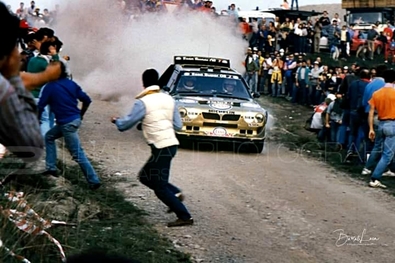 Fabrizio Tabaton - Luciano Tedeschini
28º Rally Sanremo 1986. Lancia Delta S4 (TO 77891E). Abandonó en SS5 Ghizzano 1 de 12.90 Km, desconocemos el motivo.

Equipo Peugeot descalificado
El tercer dí­a del Rally se examinó el Peugeot y se decreto que las aletas de la parte de abajo eran en realidad faldillas. Las faldillas habí­an sido prohibidas después del Córcega, y a pesar de que los coches habí­an pasado las verificaciones pre-rally, se excluyeron todos los Peugeot de inmediato. Peugeot llevó el asunto a la FISA en diciembre, y decidió que la exclusión era ilegal.

Todos los puntos del Rally para el Campeonato se anularon, por eso Sanremo de 1986 no pudo considerarse una prueba de WRC, y por eso Markku Alén fue Campeón del Mundo durante tan solo 10 dí­as.

Del 13 al 17 de Octubre, Sanremo, Imperia, Italia.
Superficie: asfalto - tierra.

El Rally tenía un total de 2148.69 Km de los que 532.60 Km divididos en 40 tramos eran especiales (2 de ellos fueron cancelados SS8 Santa Luce de 12.30 Km y SS22 La Sela 2 de 10.15 Km).

Tomaron la salida 118 equipos, finalizaron 38.

© Luca Barsali
@
Palabras clave: ;Luciano_Tedeschini;Lancia;Delta;Grupo_B;Sanremo;1986