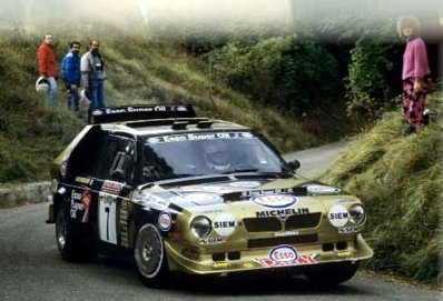 Fabrizio Tabaton - Luciano Tedeschini
28º Rally Sanremo 1986. Lancia Delta S4 (TO 77891E). Abandonó en SS5 Ghizzano 1 de 12.90 Km, desconocemos el motivo.

Equipo Peugeot descalificado
El tercer dí­a del Rally se examinó el Peugeot y se decreto que las aletas de la parte de abajo eran en realidad faldillas. Las faldillas habí­an sido prohibidas después del Córcega, y a pesar de que los coches habí­an pasado las verificaciones pre-rally, se excluyeron todos los Peugeot de inmediato. Peugeot llevó el asunto a la FISA en diciembre, y decidió que la exclusión era ilegal.

Todos los puntos del Rally para el Campeonato se anularon, por eso Sanremo de 1986 no pudo considerarse una prueba de WRC, y por eso Markku Alén fue Campeón del Mundo durante tan solo 10 dí­as.

Del 13 al 17 de Octubre, Sanremo, Imperia, Italia.
Superficie: asfalto - tierra.

El Rally tenía un total de 2148.69 Km de los que 532.60 Km divididos en 40 tramos eran especiales (2 de ellos fueron cancelados SS8 Santa Luce de 12.30 Km y SS22 La Sela 2 de 10.15 Km).

Tomaron la salida 118 equipos, finalizaron 38.
@

Palabras clave: Fabrizio_Tabaton;Luciano_Tedeschini;Lancia;Delta;Grupo_B;Sanremo;1986