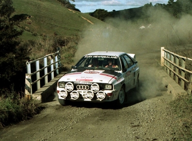 Malcolm Stewart - Doug Parkhill
16º AWA Clarion Rally de Nueva Zelanda 1986. Audi Quattro A2 (MB1440). Abandonó por daños de accidente en SS15 Maramarua Forest 2 de 11.69 Km.

Del 5 al 8 de Julio, Auckland, Nueva Zelanda.
Superficie: tierra.

El Rally tenia un total de 1980.00 km de los que 597.76 km divididos en 35 tramos, eran especiales, (una de ellas fue cancelada SS26 Kawerau Forest de 26.73 Km).

Se inscribieron 55 equipos, tomaron la salida 52, finalizaron 40.@
Palabras clave: ;Audi;Quattro;Nueva_Zelanda;1986;Grupo_B