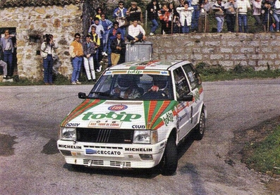 Giovanni del Zoppo - Loris Roggia
30º Tour de Corse - Rallye de France 1986. Fiat Uno Turbo (TO-31283D). Abandonó por motor en SS11 Ponte Rosso - Borgo de 42.29 Km.

Equipo Martini Lancia se retira de la prueba a causa del fatal accidente de Henri Toivonen y Sergio Cresto el di­a 02-05-1986.

Del 1 al 3 de Mayo, Ajaccio, Córcega, Francia.
Superficie: asfalto.

El Rally tenia un total de 1551.00 km de los que 1122.34 km divididos en 30 tramos eran especiales. (4 de ellos fueron cancelados. SS12 Figarella - Cardo de 15.75 Km, SS18 Corte - Taverna de 26.84 Km, SS19 Moltifao - Speloncato de 38.16 Km y SS20 Corbara - Calenzana de 23.69 Km. Los 3 últimos por el fatal accidente de Henri y Sergio).
Tomaron la salida 122 equipos, finalizaron 31.

En esta edición habí­an 5 tramos de 50 o mas Km cronometrados, SS7 Cozzano - Col de la Serra de 50.84, SS8 Muracciole - Abbazia de 50.00, SS10 Pont d'Altiani - Pont St Laurent de 56.01, SS14 Prunelli - San Pancrazio de 55.67 y SS17 Campe Militaire - Corte de 58.14. Uno de mas de 70 km, SS23 Saint Roch - Suaricchio de 78.19, y otro, el último, SS30 Liamone - Suaricchio de 83.16 Km.

Aquí dejo los kilómetros de cada uno de los 30 tramos del Rally:

1ª ETAPA (01-Mayo-1986)
SS1 Verghia - Pont de la Masina de 38.09 km
SS2 Sainte Marie Sicche - Moca 1 de 23.96 km
SS3 Petreto - Aullene 1 de 20.03 km
SS4 Zerubia - Santa Giulia de 30.60 km
SS5 Sartene - Zonza de 44.23 km
SS6 Aullene - Zicavo de 25.59 km
SS7 Cozzano - Col de la Serra de 50.84 km
SS8 Muracciole - Abbazia de 50.00 km
SS9 Campo al Quarcio - Ponte de Noceta de 33.77 km
SS10 Pont d'Altiani - Pont St Laurent de 56.01 km
SS11 Ponte Rosso - Borgo de 42.29 km

TOTAL ETAPA 415.41 km

2ª ETAPA (02 Mayo-1986)
SS12 Figarella - Cardo (cancelado) de 15.75 km
SS13 Saint Florent - Col de San Stefano de 26.81 km
SS14 Prunelli - San Pancrazio de 55.67 km
SS15 Folelli - Santa Lucia di Moriani de 18.49 km
SS16 Moriani Plage - Orsoni de 20.10 km
SS17 Campe Militaire Corte de 58.14 km
SS18 Corte - Taverna (cancelado) de 26.84 km
SS19 Moltifao - Speloncato (cancelado) de 38.16 km
SS20 Corbara - Calenzana (cancelado) de 23.69 km

TOTAL ETAPA 283.65 km

3ª ETAPA (03-Mayo-1986)
SS21 Norte Dame de la Serra - Pont du Fango de 28.77 km
SS22 Fango - Ota de 48.59 km
SS23 Saint Roch - Suaricchio de 78.19 km
SS24 Tavera - Pont de Mezzana de 30.57 km
SS25 Sainte Marie Sicche - Moca 2 de 23.96 km
SS26 Petreto - Aullene 2 de 20.03 km
SS27 Sorbollano - Santa Giulia de 35.59 km
SS28 Calvese - Agosta Plage de 38.69 km
SS29 Plaine de Peri - Capiglioli de 35.73 km
SS30 Liamone - Suaricchio 83.16 km

TOTAL ETAPA 423.28 km.
SUMANDO LAS TRES ETAPAS, ESTAMOS HABLANDO DE 1122.34 KM CRONOMETRADOS... UNA SALVAJADA...
Palabras clave: Fiat;Uno;Turbo;Corse;Corcega;1986