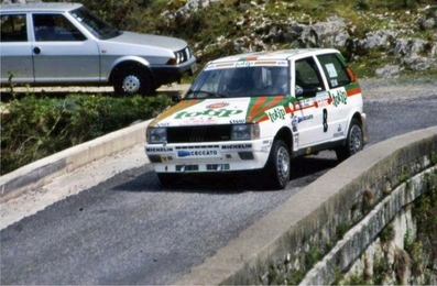 Giovanni del Zoppo - Loris Roggia
30º Tour de Corse - Rallye de France 1986. Fiat Uno Turbo (TO-31283D). Abandonó por motor en SS11 Ponte Rosso - Borgo de 42.29 Km.

Equipo Martini Lancia se retira de la prueba a causa del fatal accidente de Henri Toivonen y Sergio Cresto el di­a 02-05-1986.

Del 1 al 3 de Mayo, Ajaccio, Córcega, Francia.
Superficie: asfalto.

El Rally tenia un total de 1551.00 km de los que 1122.34 km divididos en 30 tramos eran especiales. (4 de ellos fueron cancelados. SS12 Figarella - Cardo de 15.75 Km, SS18 Corte - Taverna de 26.84 Km, SS19 Moltifao - Speloncato de 38.16 Km y SS20 Corbara - Calenzana de 23.69 Km. Los 3 últimos por el fatal accidente de Henri y Sergio).
Tomaron la salida 122 equipos, finalizaron 31.

En esta edición habí­an 5 tramos de 50 o mas Km cronometrados, SS7 Cozzano - Col de la Serra de 50.84, SS8 Muracciole - Abbazia de 50.00, SS10 Pont d'Altiani - Pont St Laurent de 56.01, SS14 Prunelli - San Pancrazio de 55.67 y SS17 Campe Militaire - Corte de 58.14. Uno de mas de 70 km, SS23 Saint Roch - Suaricchio de 78.19, y otro, el último, SS30 Liamone - Suaricchio de 83.16 Km.

Aquí dejo los kilómetros de cada uno de los 30 tramos del Rally:

1ª ETAPA (01-Mayo-1986)
SS1 Verghia - Pont de la Masina de 38.09 km
SS2 Sainte Marie Sicche - Moca 1 de 23.96 km
SS3 Petreto - Aullene 1 de 20.03 km
SS4 Zerubia - Santa Giulia de 30.60 km
SS5 Sartene - Zonza de 44.23 km
SS6 Aullene - Zicavo de 25.59 km
SS7 Cozzano - Col de la Serra de 50.84 km
SS8 Muracciole - Abbazia de 50.00 km
SS9 Campo al Quarcio - Ponte de Noceta de 33.77 km
SS10 Pont d'Altiani - Pont St Laurent de 56.01 km
SS11 Ponte Rosso - Borgo de 42.29 km

TOTAL ETAPA 415.41 km

2ª ETAPA (02 Mayo-1986)
SS12 Figarella - Cardo (cancelado) de 15.75 km
SS13 Saint Florent - Col de San Stefano de 26.81 km
SS14 Prunelli - San Pancrazio de 55.67 km
SS15 Folelli - Santa Lucia di Moriani de 18.49 km
SS16 Moriani Plage - Orsoni de 20.10 km
SS17 Campe Militaire Corte de 58.14 km
SS18 Corte - Taverna (cancelado) de 26.84 km
SS19 Moltifao - Speloncato (cancelado) de 38.16 km
SS20 Corbara - Calenzana (cancelado) de 23.69 km

TOTAL ETAPA 283.65 km

3ª ETAPA (03-Mayo-1986)
SS21 Norte Dame de la Serra - Pont du Fango de 28.77 km
SS22 Fango - Ota de 48.59 km
SS23 Saint Roch - Suaricchio de 78.19 km
SS24 Tavera - Pont de Mezzana de 30.57 km
SS25 Sainte Marie Sicche - Moca 2 de 23.96 km
SS26 Petreto - Aullene 2 de 20.03 km
SS27 Sorbollano - Santa Giulia de 35.59 km
SS28 Calvese - Agosta Plage de 38.69 km
SS29 Plaine de Peri - Capiglioli de 35.73 km
SS30 Liamone - Suaricchio 83.16 km

TOTAL ETAPA 423.28 km.
SUMANDO LAS TRES ETAPAS, ESTAMOS HABLANDO DE 1122.34 KM CRONOMETRADOS... UNA SALVAJADA...
Palabras clave: Fiat;Uno;Turbo;Corse;Corcega;1986