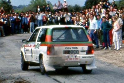 Giovanni del Zoppo - Loris Roggia
30º Tour de Corse - Rallye de France 1986. Fiat Uno Turbo (TO-31283D). Abandonó por motor en SS11 Ponte Rosso - Borgo de 42.29 Km.

Equipo Martini Lancia se retira de la prueba a causa del fatal accidente de Henri Toivonen y Sergio Cresto el di­a 02-05-1986.

Del 1 al 3 de Mayo, Ajaccio, Córcega, Francia.
Superficie: asfalto.

El Rally tenia un total de 1551.00 km de los que 1122.34 km divididos en 30 tramos eran especiales. (4 de ellos fueron cancelados. SS12 Figarella - Cardo de 15.75 Km, SS18 Corte - Taverna de 26.84 Km, SS19 Moltifao - Speloncato de 38.16 Km y SS20 Corbara - Calenzana de 23.69 Km. Los 3 últimos por el fatal accidente de Henri y Sergio).
Tomaron la salida 122 equipos, finalizaron 31.

En esta edición habí­an 5 tramos de 50 o mas Km cronometrados, SS7 Cozzano - Col de la Serra de 50.84, SS8 Muracciole - Abbazia de 50.00, SS10 Pont d'Altiani - Pont St Laurent de 56.01, SS14 Prunelli - San Pancrazio de 55.67 y SS17 Campe Militaire - Corte de 58.14. Uno de mas de 70 km, SS23 Saint Roch - Suaricchio de 78.19, y otro, el último, SS30 Liamone - Suaricchio de 83.16 Km.

Aquí dejo los kilómetros de cada uno de los 30 tramos del Rally:

1ª ETAPA (01-Mayo-1986)
SS1 Verghia - Pont de la Masina de 38.09 km
SS2 Sainte Marie Sicche - Moca 1 de 23.96 km
SS3 Petreto - Aullene 1 de 20.03 km
SS4 Zerubia - Santa Giulia de 30.60 km
SS5 Sartene - Zonza de 44.23 km
SS6 Aullene - Zicavo de 25.59 km
SS7 Cozzano - Col de la Serra de 50.84 km
SS8 Muracciole - Abbazia de 50.00 km
SS9 Campo al Quarcio - Ponte de Noceta de 33.77 km
SS10 Pont d'Altiani - Pont St Laurent de 56.01 km
SS11 Ponte Rosso - Borgo de 42.29 km

TOTAL ETAPA 415.41 km

2ª ETAPA (02 Mayo-1986)
SS12 Figarella - Cardo (cancelado) de 15.75 km
SS13 Saint Florent - Col de San Stefano de 26.81 km
SS14 Prunelli - San Pancrazio de 55.67 km
SS15 Folelli - Santa Lucia di Moriani de 18.49 km
SS16 Moriani Plage - Orsoni de 20.10 km
SS17 Campe Militaire Corte de 58.14 km
SS18 Corte - Taverna (cancelado) de 26.84 km
SS19 Moltifao - Speloncato (cancelado) de 38.16 km
SS20 Corbara - Calenzana (cancelado) de 23.69 km

TOTAL ETAPA 283.65 km

3ª ETAPA (03-Mayo-1986)
SS21 Norte Dame de la Serra - Pont du Fango de 28.77 km
SS22 Fango - Ota de 48.59 km
SS23 Saint Roch - Suaricchio de 78.19 km
SS24 Tavera - Pont de Mezzana de 30.57 km
SS25 Sainte Marie Sicche - Moca 2 de 23.96 km
SS26 Petreto - Aullene 2 de 20.03 km
SS27 Sorbollano - Santa Giulia de 35.59 km
SS28 Calvese - Agosta Plage de 38.69 km
SS29 Plaine de Peri - Capiglioli de 35.73 km
SS30 Liamone - Suaricchio 83.16 km

TOTAL ETAPA 423.28 km.
SUMANDO LAS TRES ETAPAS, ESTAMOS HABLANDO DE 1122.34 KM CRONOMETRADOS... UNA SALVAJADA...
Palabras clave: Fiat;Uno;Turbo;Corse;Corcega;1986