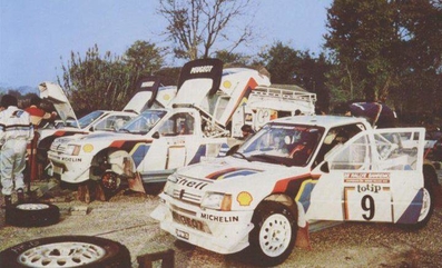 Asistencia del Equipo Peugeot Talbot Sport en el 28º Rally Sanremo 1986
En primera lí­nea de imagen el Peugeot 205 Turbo 16 E2 (239 FWH 75) de Bruno Saby - Jean-François Fauchille.

Equipo Peugeot descalificado
El tercer dí­a del Rally se examinó el Peugeot y se decreto que las aletas de la parte de abajo eran en realidad faldillas. Las faldillas habí­an sido prohibidas después del Córcega, y a pesar de que los coches habí­an pasado las verificaciones pre-rally, se excluyeron todos los Peugeot de inmediato. Peugeot llevó el asunto a la FISA en diciembre, y decidió que la exclusión era ilegal.

Todos los puntos del Rally para el Campeonato se anularon, por eso Sanremo de 1986 no pudo considerarse una prueba de WRC, y por eso Markku Alén fue Campeón del Mundo durante tan solo 10 dí­as.

Del 13 al 17 de Octubre, Sanremo, Imperia, Italia.
Superficie: asfalto - tierra.

El Rally tenía un total de 2148.69 Km de los que 532.60 Km divididos en 40 tramos eran especiales (2 de ellos fueron cancelados SS8 Santa Luce de 12.30 Km y SS22 La Sela 2 de 10.15 Km).

Tomaron la salida 118 equipos, finalizaron 38.
@

Palabras clave: Peugeot;Grupo_B;Asistencias;1986;Sanremo