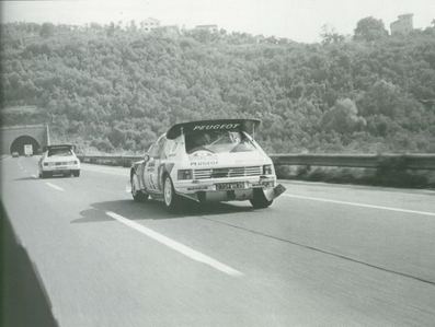 Bruno Saby - Jean-François Fauchille
28º Rally Sanremo 1986. Peugeot 205 Turbo 16 E2 (239 FWH 75).

Equipo Peugeot descalificado
El tercer dí­a del Rally se examinó el Peugeot y se decreto que las aletas de la parte de abajo eran en realidad faldillas. Las faldillas habí­an sido prohibidas después del Córcega, y a pesar de que los coches habí­an pasado las verificaciones pre-rally, se excluyeron todos los Peugeot de inmediato. Peugeot llevó el asunto a la FISA en diciembre, y decidió que la exclusión era ilegal.

Todos los puntos del Rally para el Campeonato se anularon, por eso Sanremo de 1986 no pudo considerarse una prueba de WRC, y por eso Markku Alén fue Campeón del Mundo durante tan solo 10 dí­as.

Del 13 al 17 de Octubre, Sanremo, Imperia, Italia.
Superficie: asfalto - tierra.

El Rally tenía un total de 2148.69 Km de los que 532.60 Km divididos en 40 tramos eran especiales (2 de ellos fueron cancelados SS8 Santa Luce de 12.30 Km y SS22 La Sela 2 de 10.15 Km).

Tomaron la salida 118 equipos, finalizaron 38.
@
Palabras clave: ;Peugeot;Turbo;Sanremo;Grupo_B;1986