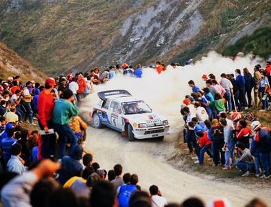 Bruno Saby - Jean-François Fauchille
28º Rally Sanremo 1986. Peugeot 205 Turbo 16 E2 (239 FWH 75).

Equipo Peugeot descalificado
El tercer dí­a del Rally se examinó el Peugeot y se decreto que las aletas de la parte de abajo eran en realidad faldillas. Las faldillas habí­an sido prohibidas después del Córcega, y a pesar de que los coches habí­an pasado las verificaciones pre-rally, se excluyeron todos los Peugeot de inmediato. Peugeot llevó el asunto a la FISA en diciembre, y decidió que la exclusión era ilegal.

Todos los puntos del Rally para el Campeonato se anularon, por eso Sanremo de 1986 no pudo considerarse una prueba de WRC, y por eso Markku Alén fue Campeón del Mundo durante tan solo 10 dí­as.

Del 13 al 17 de Octubre, Sanremo, Imperia, Italia.
Superficie: asfalto - tierra.

El Rally tenía un total de 2148.69 Km de los que 532.60 Km divididos en 40 tramos eran especiales (2 de ellos fueron cancelados SS8 Santa Luce de 12.30 Km y SS22 La Sela 2 de 10.15 Km).

Tomaron la salida 118 equipos, finalizaron 38.
@
Palabras clave: ;Peugeot;Grupo_B;Turbo;Sanremo;1986