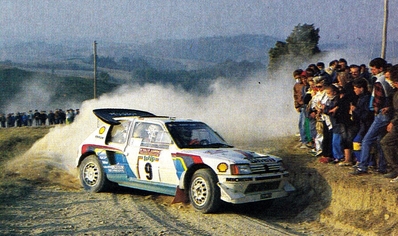 Bruno Saby - Jean-François Fauchille
28º Rally Sanremo 1986. Peugeot 205 Turbo 16 E2 (239 FWH 75).

Equipo Peugeot descalificado
El tercer dí­a del Rally se examinó el Peugeot y se decreto que las aletas de la parte de abajo eran en realidad faldillas. Las faldillas habí­an sido prohibidas después del Córcega, y a pesar de que los coches habí­an pasado las verificaciones pre-rally, se excluyeron todos los Peugeot de inmediato. Peugeot llevó el asunto a la FISA en diciembre, y decidió que la exclusión era ilegal.

Todos los puntos del Rally para el Campeonato se anularon, por eso Sanremo de 1986 no pudo considerarse una prueba de WRC, y por eso Markku Alén fue Campeón del Mundo durante tan solo 10 dí­as.

Del 13 al 17 de Octubre, Sanremo, Imperia, Italia.
Superficie: asfalto - tierra.

El Rally tenía un total de 2148.69 Km de los que 532.60 Km divididos en 40 tramos eran especiales (2 de ellos fueron cancelados SS8 Santa Luce de 12.30 Km y SS22 La Sela 2 de 10.15 Km).

Tomaron la salida 118 equipos, finalizaron 38.
@
Palabras clave: ;Peugeot;Grupo_B;Turbo;Sanremo;1986