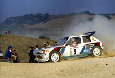 Bruno Saby - Jean-François Fauchille
28º Rally Sanremo 1986. Peugeot 205 Turbo 16 E2 (239 FWH 75).

Equipo Peugeot descalificado
El tercer dí­a del Rally se examinó el Peugeot y se decreto que las aletas de la parte de abajo eran en realidad faldillas. Las faldillas habí­an sido prohibidas después del Córcega, y a pesar de que los coches habí­an pasado las verificaciones pre-rally, se excluyeron todos los Peugeot de inmediato. Peugeot llevó el asunto a la FISA en diciembre, y decidió que la exclusión era ilegal.

Todos los puntos del Rally para el Campeonato se anularon, por eso Sanremo de 1986 no pudo considerarse una prueba de WRC, y por eso Markku Alén fue Campeón del Mundo durante tan solo 10 dí­as.

Del 13 al 17 de Octubre, Sanremo, Imperia, Italia.
Superficie: asfalto - tierra.

El Rally tenía un total de 2148.69 Km de los que 532.60 Km divididos en 40 tramos eran especiales (2 de ellos fueron cancelados SS8 Santa Luce de 12.30 Km y SS22 La Sela 2 de 10.15 Km).

Tomaron la salida 118 equipos, finalizaron 38.
@
Palabras clave: ;Peugeot;Grupo_B;Turbo;Sanremo;1986