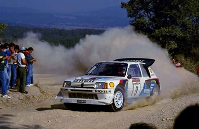 Bruno Saby - Jean-François Fauchille
28º Rally Sanremo 1986. Peugeot 205 Turbo 16 E2 (239 FWH 75).

Equipo Peugeot descalificado
El tercer dí­a del Rally se examinó el Peugeot y se decreto que las aletas de la parte de abajo eran en realidad faldillas. Las faldillas habí­an sido prohibidas después del Córcega, y a pesar de que los coches habí­an pasado las verificaciones pre-rally, se excluyeron todos los Peugeot de inmediato. Peugeot llevó el asunto a la FISA en diciembre, y decidió que la exclusión era ilegal.

Todos los puntos del Rally para el Campeonato se anularon, por eso Sanremo de 1986 no pudo considerarse una prueba de WRC, y por eso Markku Alén fue Campeón del Mundo durante tan solo 10 dí­as.

Del 13 al 17 de Octubre, Sanremo, Imperia, Italia.
Superficie: asfalto - tierra.

El Rally tenía un total de 2148.69 Km de los que 532.60 Km divididos en 40 tramos eran especiales (2 de ellos fueron cancelados SS8 Santa Luce de 12.30 Km y SS22 La Sela 2 de 10.15 Km).

Tomaron la salida 118 equipos, finalizaron 38.
@
Palabras clave: ;Peugeot;Grupo_B;Turbo;Sanremo;1986