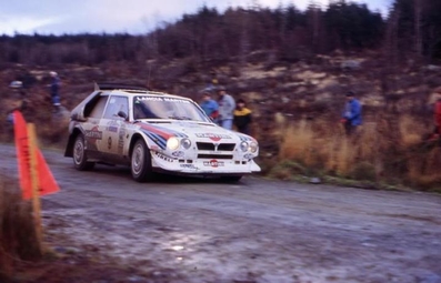 Mikael Ericsson - Claes Billstam
35º Lombard RAC Rally 1986. Lancia Delta S4 (TO 76795E). Abandonó por motor en SS44 Rhigos de 31.88 km.

Del 16 al 19 de Noviembre, Bath, Inglaterra.
Superficie: Tierra.

El Rally un total de 2537.93 km de los que 515.04 km divididos en 45 tramos eran especiales.

Tomaron la salida 149 equipos, finalizaron 83.@
Palabras clave: ;Claes_Billstam;Lancia;Delta;S4;Grupo_B;Gran_Bretaña;1986;Inglaterra