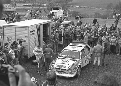 Asistencia del Equipo Martini Lancia en el 35º Lombard RAC Rally 1986
En el Lancia Delta S4 (TO 76795E) de Mikael Ericsson - Claes Billstam, abandonó por motor en SS44 Rhigos de 31.88 km.

Del 16 al 19 de Noviembre, Bath, Inglaterra.
Superficie: Tierra.

El Rally un total de 2537.93 km de los que 515.04 km divididos en 45 tramos eran especiales.

Tomaron la salida 149 equipos, finalizaron 83.@
Palabras clave: ;Claes_Billstam;Lancia;Delta;Grupo_B;Gran_Bretaña;detalles;1986;RAC_Rally;Asistencias;Inglaterra