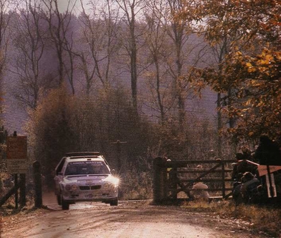 Mikael Ericsson - Claes Billstam
35º Lombard RAC Rally 1986. Lancia Delta S4 (TO 76795E). Abandonó por motor en SS44 Rhigos de 31.88 km.

Del 16 al 19 de Noviembre, Bath, Inglaterra.
Superficie: Tierra.

El Rally un total de 2537.93 km de los que 515.04 km divididos en 45 tramos eran especiales.

Tomaron la salida 149 equipos, finalizaron 83.@
Palabras clave: ;Claes_Billstam;Lancia;Delta;S4;Grupo_B;Gran_Bretaña;1986;RAC_Rally;Inglaterra