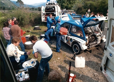 Asistencia de Austin Rover World Championship Team en el 30º Rally Tour de Corse - Rallye de France 1986
En el MG Metro 6R4 (C96 KOG) de Malcolm Wilson - Nigel Harris.
Abandonó por fuego en el motor en SS10 Pont d'Altiani - Ponte Sainte Laurent de 56.01 Km.

Todo el Equipo Martini Lancia abandona el Rallye a causa del fatal accidente de Henri Toivonen junto a su copiloto Sergio Cresto el 02-Mayo-1986.
D.E.P / R.I.P.

Del 1 al 3 de Mayo, Ajaccio, Córcega, Francia.
Superficie: asfalto.
El Rally tenia un total de 1551.00 km de los que 1122.34 km divididos en 30 tramos eran especiales. (4 de ellos fueron cancelados. SS12 Figarella - Cardo de 15.75 Km, SS18 Corte - Taverna de 26.84 Km, SS19 Moltifao - Speloncato de 38.16 Km y SS20 Corbara - Calenzana de 23.69 Km. Los 3 últimos por el fatal accidente de Henri y Sergio).
Tomaron la salida 122 equipos, finalizaron 31.

En esta edición habí­an 5 tramos de 50 o mas Km cronometrados, SS7 Cozzano - Col de la Serra de 50.84, SS8 Muracciole - Abbazia de 50.00, SS10 Pont d'Altiani - Pont St Laurent de 56.01, SS14 Prunelli - San Pancrazio de 55.67 y SS17 Campe Militaire - Corte de 58.14. Uno de mas de 70 km, SS23 Saint Roch - Suaricchio de 78.19, y otro, el último, SS30 Liamone - Suaricchio de 83.16 Km.

Aquí dejo los kilómetros de cada uno de los 30 tramos del Rally:

1ª ETAPA (01-Mayo-1986)
SS1 Verghia - Pont de la Masina de 38.09 km
SS2 Sainte Marie Sicche - Moca 1 de 23.96 km
SS3 Petreto - Aullene 1 de 20.03 km
SS4 Zerubia - Santa Giulia de 30.60 km
SS5 Sartene - Zonza de 44.23 km
SS6 Aullene - Zicavo de 25.59 km
SS7 Cozzano - Col de la Serra de 50.84 km
SS8 Muracciole - Abbazia de 50.00 km
SS9 Campo al Quarcio - Ponte de Noceta de 33.77 km
SS10 Pont d'Altiani - Pont St Laurent de 56.01 km
SS11 Ponte Rosso - Borgo de 42.29 km

TOTAL ETAPA 415.41 km

2ª ETAPA (02 Mayo-1986)
SS12 Figarella - Cardo (cancelado) de 15.75 km
SS13 Saint Florent - Col de San Stefano de 26.81 km
SS14 Prunelli - San Pancrazio de 55.67 km
SS15 Folelli - Santa Lucia di Moriani de 18.49 km
SS16 Moriani Plage - Orsoni de 20.10 km
SS17 Campe Militaire Corte de 58.14 km
SS18 Corte - Taverna (cancelado) de 26.84 km
SS19 Moltifao - Speloncato (cancelado) de 38.16 km
SS20 Corbara - Calenzana (cancelado) de 23.69 km

TOTAL ETAPA 283.65 km

3ª ETAPA (03-Mayo-1986)
SS21 Norte Dame de la Serra - Pont du Fango de 28.77 km
SS22 Fango - Ota de 48.59 km
SS23 Saint Roch - Suaricchio de 78.19 km
SS24 Tavera - Pont de Mezzana de 30.57 km
SS25 Sainte Marie Sicche - Moca 2 de 23.96 km
SS26 Petreto - Aullene 2 de 20.03 km
SS27 Sorbollano - Santa Giulia de 35.59 km
SS28 Calvese - Agosta Plage de 38.69 km
SS29 Plaine de Peri - Capiglioli de 35.73 km
SS30 Liamone - Suaricchio 83.16 km

TOTAL ETAPA 423.28 km.
@
Palabras clave: ;MG;Metro;Grupo_B;Corcega;1986;Asistencias;Corse