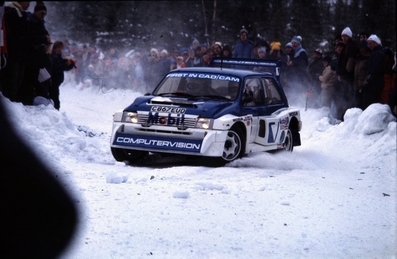 Malcolm Wilson - Nigel Harris
36º Internacional Suecia Rally 1986. MG Metro 6R4 (C867 EUD). Abandonó por motor en SS13 Godasen 43.70 Km.

Del 14 al 16 de Febrero, Karlstad, Suecia.
Superficie: nieve - hielo.

El Rally tenia un total de 1670.00 km de los que 556.79 km divididos en 30 tramos eran especiales.

Tomaron la salida 107 equipos, finalizaron 62.

COPYRIGHT Michael Erlandsson
@
Palabras clave: ;MG;Metro;Grupo_B;Suecia;1986;nieve