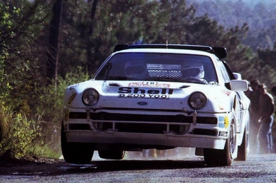 Karl-Erik (Kalle) Grundel - Benny Melander
20º Rally de Portugal 1986. Ford RS200 (B200 YOO).

Todos los equipos "top" abandonan la prueba a causa del accidente de Joaquin Santos - Miguel Oliveira con su Ford RS200 el cual se estrella contra el público que abarrotaba las cunetas de los tramos por donde transcurría el Rallye. En el accidente fallecieron 3 espectadores y muchos otros sufrieron heridas de mayor y menor gravedad. Todos los pilotos estaban indignados con el comportamiento del público, irresponsable y peligroso.
Hay que decir que habí­a público de todas las nacionalidades, pasó en Portugal como podrí­a haber pasado en cualquier otro Rallye del sur de Europa.
Henri fue quien comunicó a la prensa la unánime decisión de los pilotos.

Del 5 al 8 de Marzo, Estoril, Portugal.
Superficie: asfalto - tierra.

El Rallye tenía un total de 2,428.47 km de los que 703.50 km divididos en 48 tramos eran especiales.
9 de ellos fueron cancelados, los dos primeros una vez ya comenzados, SS1 Lagoa Azul 1 de 5.00 km, donde sucedió el accidente, SS2 Peninha1 de 6.50 km (solo pasaron hasta el dorsal 14, el de Joaquim Santos era el dorsal 15), SS3 Sintra 1 de 10.50 km, SS4 Lagoa Azul 2 de 5.00 km, SS5 Peninha 2 de 6.50 km, SS6 Sintra 2 de 10.50 km, SS7 Lagoa Azul 3 de 5.00 km, SS8 Peninha 3 de 6.50 km, SS9 Sintra 3 de 10.50 km.

Tomaron la salida 111 equipos, finalizaron 35.
@
Palabras clave: Kalle_Grundel;Ford;RS200;Grupo_B;Portugal;1986