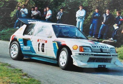 Michèle Mouton - Fabrizia Pons
30º Tour de Corse - Rallye de France 1986. Peugeot 205 Turbo 16 E2. Abandonó por la caja de cambios en SS9 Campo al Quercio - Ponte de Noceta de 33.63 Km.

Equipo Martini Lancia se retira de la prueba a causa del fatal accidente de Henri Toivonen y Sergio Cresto el di­a 02-05-1986.

Del 1 al 3 de Mayo, Ajaccio, Córcega, Francia.
Superficie: asfalto.

El Rally tenia un total de 1551.00 km de los que 1122.34 km divididos en 30 tramos eran especiales. (4 de ellos fueron cancelados. SS12 Figarella - Cardo de 15.75 Km, SS18 Corte - Taverna de 26.84 Km, SS19 Moltifao - Speloncato de 38.16 Km y SS20 Corbara - Calenzana de 23.69 Km. Los 3 últimos por el fatal accidente de Henri y Sergio).
Tomaron la salida 122 equipos, finalizaron 31.

En esta edición habí­an 5 tramos de 50 o mas Km cronometrados, SS7 Cozzano - Col de la Serra de 50.84, SS8 Muracciole - Abbazia de 50.00, SS10 Pont d'Altiani - Pont St Laurent de 56.01, SS14 Prunelli - San Pancrazio de 55.67 y SS17 Campe Militaire - Corte de 58.14. Uno de mas de 70 km, SS23 Saint Roch - Suaricchio de 78.19, y otro, el último, SS30 Liamone - Suaricchio de 83.16 Km.

Aquí dejo los kilómetros de cada uno de los 30 tramos del Rally:

1ª ETAPA (01-Mayo-1986)
SS1 Verghia - Pont de la Masina de 38.09 km
SS2 Sainte Marie Sicche - Moca 1 de 23.96 km
SS3 Petreto - Aullene 1 de 20.03 km
SS4 Zerubia - Santa Giulia de 30.60 km
SS5 Sartene - Zonza de 44.23 km
SS6 Aullene - Zicavo de 25.59 km
SS7 Cozzano - Col de la Serra de 50.84 km
SS8 Muracciole - Abbazia de 50.00 km
SS9 Campo al Quarcio - Ponte de Noceta de 33.77 km
SS10 Pont d'Altiani - Pont St Laurent de 56.01 km
SS11 Ponte Rosso - Borgo de 42.29 km

TOTAL ETAPA 415.41 km

2ª ETAPA (02 Mayo-1986)
SS12 Figarella - Cardo (cancelado) de 15.75 km
SS13 Saint Florent - Col de San Stefano de 26.81 km
SS14 Prunelli - San Pancrazio de 55.67 km
SS15 Folelli - Santa Lucia di Moriani de 18.49 km
SS16 Moriani Plage - Orsoni de 20.10 km
SS17 Campe Militaire Corte de 58.14 km
SS18 Corte - Taverna (cancelado) de 26.84 km
SS19 Moltifao - Speloncato (cancelado) de 38.16 km
SS20 Corbara - Calenzana (cancelado) de 23.69 km

TOTAL ETAPA 283.65 km

3ª ETAPA (03-Mayo-1986)
SS21 Norte Dame de la Serra - Pont du Fango de 28.77 km
SS22 Fango - Ota de 48.59 km
SS23 Saint Roch - Suaricchio de 78.19 km
SS24 Tavera - Pont de Mezzana de 30.57 km
SS25 Sainte Marie Sicche - Moca 2 de 23.96 km
SS26 Petreto - Aullene 2 de 20.03 km
SS27 Sorbollano - Santa Giulia de 35.59 km
SS28 Calvese - Agosta Plage de 38.69 km
SS29 Plaine de Peri - Capiglioli de 35.73 km
SS30 Liamone - Suaricchio 83.16 km

TOTAL ETAPA 423.28 km.
SUMANDO LAS TRES ETAPAS, ESTAMOS HABLANDO DE 1122.34 KM CRONOMETRADOS... UNA SALVAJADA...
@
Palabras clave: Michele_Mouton;Peugeot;Turbo;Corcega;Grupo_B;1986;Mujeres;Womens;Corse