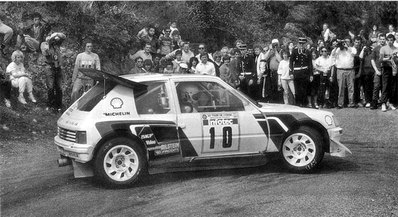 Michèle Mouton - Fabrizia Pons
30º Tour de Corse - Rallye de France 1986. Peugeot 205 Turbo 16 E2. Abandonó por la caja de cambios en SS9 Campo al Quercio - Ponte de Noceta de 33.63 Km.

Equipo Martini Lancia se retira de la prueba a causa del fatal accidente de Henri Toivonen y Sergio Cresto el di­a 02-05-1986.

Del 1 al 3 de Mayo, Ajaccio, Córcega, Francia.
Superficie: asfalto.

El Rally tenia un total de 1551.00 km de los que 1122.34 km divididos en 30 tramos eran especiales. (4 de ellos fueron cancelados. SS12 Figarella - Cardo de 15.75 Km, SS18 Corte - Taverna de 26.84 Km, SS19 Moltifao - Speloncato de 38.16 Km y SS20 Corbara - Calenzana de 23.69 Km. Los 3 últimos por el fatal accidente de Henri y Sergio).
Tomaron la salida 122 equipos, finalizaron 31.

En esta edición habí­an 5 tramos de 50 o mas Km cronometrados, SS7 Cozzano - Col de la Serra de 50.84, SS8 Muracciole - Abbazia de 50.00, SS10 Pont d'Altiani - Pont St Laurent de 56.01, SS14 Prunelli - San Pancrazio de 55.67 y SS17 Campe Militaire - Corte de 58.14. Uno de mas de 70 km, SS23 Saint Roch - Suaricchio de 78.19, y otro, el último, SS30 Liamone - Suaricchio de 83.16 Km.

Aquí dejo los kilómetros de cada uno de los 30 tramos del Rally:

1ª ETAPA (01-Mayo-1986)
SS1 Verghia - Pont de la Masina de 38.09 km
SS2 Sainte Marie Sicche - Moca 1 de 23.96 km
SS3 Petreto - Aullene 1 de 20.03 km
SS4 Zerubia - Santa Giulia de 30.60 km
SS5 Sartene - Zonza de 44.23 km
SS6 Aullene - Zicavo de 25.59 km
SS7 Cozzano - Col de la Serra de 50.84 km
SS8 Muracciole - Abbazia de 50.00 km
SS9 Campo al Quarcio - Ponte de Noceta de 33.77 km
SS10 Pont d'Altiani - Pont St Laurent de 56.01 km
SS11 Ponte Rosso - Borgo de 42.29 km

TOTAL ETAPA 415.41 km

2ª ETAPA (02 Mayo-1986)
SS12 Figarella - Cardo (cancelado) de 15.75 km
SS13 Saint Florent - Col de San Stefano de 26.81 km
SS14 Prunelli - San Pancrazio de 55.67 km
SS15 Folelli - Santa Lucia di Moriani de 18.49 km
SS16 Moriani Plage - Orsoni de 20.10 km
SS17 Campe Militaire Corte de 58.14 km
SS18 Corte - Taverna (cancelado) de 26.84 km
SS19 Moltifao - Speloncato (cancelado) de 38.16 km
SS20 Corbara - Calenzana (cancelado) de 23.69 km

TOTAL ETAPA 283.65 km

3ª ETAPA (03-Mayo-1986)
SS21 Norte Dame de la Serra - Pont du Fango de 28.77 km
SS22 Fango - Ota de 48.59 km
SS23 Saint Roch - Suaricchio de 78.19 km
SS24 Tavera - Pont de Mezzana de 30.57 km
SS25 Sainte Marie Sicche - Moca 2 de 23.96 km
SS26 Petreto - Aullene 2 de 20.03 km
SS27 Sorbollano - Santa Giulia de 35.59 km
SS28 Calvese - Agosta Plage de 38.69 km
SS29 Plaine de Peri - Capiglioli de 35.73 km
SS30 Liamone - Suaricchio 83.16 km

TOTAL ETAPA 423.28 km.
SUMANDO LAS TRES ETAPAS, ESTAMOS HABLANDO DE 1122.34 KM CRONOMETRADOS... UNA SALVAJADA...
@
Palabras clave: Michele_Mouton;Peugeot;Turbo;Corcega;Grupo_B;1986;Mujeres;Womens;Corse