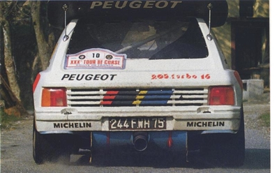 Michèle Mouton - Fabrizia Pons
30º Tour de Corse - Rallye de France 1986. Peugeot 205 Turbo 16 E2. Abandonó por la caja de cambios en SS9 Campo al Quercio - Ponte de Noceta de 33.63 Km.

Equipo Martini Lancia se retira de la prueba a causa del fatal accidente de Henri Toivonen y Sergio Cresto el di­a 02-05-1986.

Del 1 al 3 de Mayo, Ajaccio, Córcega, Francia.
Superficie: asfalto.

El Rally tenia un total de 1551.00 km de los que 1122.34 km divididos en 30 tramos eran especiales. (4 de ellos fueron cancelados. SS12 Figarella - Cardo de 15.75 Km, SS18 Corte - Taverna de 26.84 Km, SS19 Moltifao - Speloncato de 38.16 Km y SS20 Corbara - Calenzana de 23.69 Km. Los 3 últimos por el fatal accidente de Henri y Sergio).
Tomaron la salida 122 equipos, finalizaron 31.

En esta edición habí­an 5 tramos de 50 o mas Km cronometrados, SS7 Cozzano - Col de la Serra de 50.84, SS8 Muracciole - Abbazia de 50.00, SS10 Pont d'Altiani - Pont St Laurent de 56.01, SS14 Prunelli - San Pancrazio de 55.67 y SS17 Campe Militaire - Corte de 58.14. Uno de mas de 70 km, SS23 Saint Roch - Suaricchio de 78.19, y otro, el último, SS30 Liamone - Suaricchio de 83.16 Km.

Aquí dejo los kilómetros de cada uno de los 30 tramos del Rally:

1ª ETAPA (01-Mayo-1986)
SS1 Verghia - Pont de la Masina de 38.09 km
SS2 Sainte Marie Sicche - Moca 1 de 23.96 km
SS3 Petreto - Aullene 1 de 20.03 km
SS4 Zerubia - Santa Giulia de 30.60 km
SS5 Sartene - Zonza de 44.23 km
SS6 Aullene - Zicavo de 25.59 km
SS7 Cozzano - Col de la Serra de 50.84 km
SS8 Muracciole - Abbazia de 50.00 km
SS9 Campo al Quarcio - Ponte de Noceta de 33.77 km
SS10 Pont d'Altiani - Pont St Laurent de 56.01 km
SS11 Ponte Rosso - Borgo de 42.29 km

TOTAL ETAPA 415.41 km

2ª ETAPA (02 Mayo-1986)
SS12 Figarella - Cardo (cancelado) de 15.75 km
SS13 Saint Florent - Col de San Stefano de 26.81 km
SS14 Prunelli - San Pancrazio de 55.67 km
SS15 Folelli - Santa Lucia di Moriani de 18.49 km
SS16 Moriani Plage - Orsoni de 20.10 km
SS17 Campe Militaire Corte de 58.14 km
SS18 Corte - Taverna (cancelado) de 26.84 km
SS19 Moltifao - Speloncato (cancelado) de 38.16 km
SS20 Corbara - Calenzana (cancelado) de 23.69 km

TOTAL ETAPA 283.65 km

3ª ETAPA (03-Mayo-1986)
SS21 Norte Dame de la Serra - Pont du Fango de 28.77 km
SS22 Fango - Ota de 48.59 km
SS23 Saint Roch - Suaricchio de 78.19 km
SS24 Tavera - Pont de Mezzana de 30.57 km
SS25 Sainte Marie Sicche - Moca 2 de 23.96 km
SS26 Petreto - Aullene 2 de 20.03 km
SS27 Sorbollano - Santa Giulia de 35.59 km
SS28 Calvese - Agosta Plage de 38.69 km
SS29 Plaine de Peri - Capiglioli de 35.73 km
SS30 Liamone - Suaricchio 83.16 km

TOTAL ETAPA 423.28 km.
SUMANDO LAS TRES ETAPAS, ESTAMOS HABLANDO DE 1122.34 KM CRONOMETRADOS... UNA SALVAJADA...
@
Palabras clave: Michele_Mouton;Peugeot;Turbo;Corcega;Grupo_B;1986;Mujeres;Womens