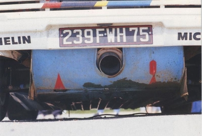 Michèle Mouton - Fabrizia Pons
30º Tour de Corse - Rallye de France 1986. Peugeot 205 Turbo 16 E2. Abandonó por la caja de cambios en SS9 Campo al Quercio - Ponte de Noceta de 33.63 Km.

Equipo Martini Lancia se retira de la prueba a causa del fatal accidente de Henri Toivonen y Sergio Cresto el di­a 02-05-1986.

Del 1 al 3 de Mayo, Ajaccio, Córcega, Francia.
Superficie: asfalto.

El Rally tenia un total de 1551.00 km de los que 1122.34 km divididos en 30 tramos eran especiales. (4 de ellos fueron cancelados. SS12 Figarella - Cardo de 15.75 Km, SS18 Corte - Taverna de 26.84 Km, SS19 Moltifao - Speloncato de 38.16 Km y SS20 Corbara - Calenzana de 23.69 Km. Los 3 últimos por el fatal accidente de Henri y Sergio).
Tomaron la salida 122 equipos, finalizaron 31.

En esta edición habí­an 5 tramos de 50 o mas Km cronometrados, SS7 Cozzano - Col de la Serra de 50.84, SS8 Muracciole - Abbazia de 50.00, SS10 Pont d'Altiani - Pont St Laurent de 56.01, SS14 Prunelli - San Pancrazio de 55.67 y SS17 Campe Militaire - Corte de 58.14. Uno de mas de 70 km, SS23 Saint Roch - Suaricchio de 78.19, y otro, el último, SS30 Liamone - Suaricchio de 83.16 Km.

Aquí dejo los kilómetros de cada uno de los 30 tramos del Rally:

1ª ETAPA (01-Mayo-1986)
SS1 Verghia - Pont de la Masina de 38.09 km
SS2 Sainte Marie Sicche - Moca 1 de 23.96 km
SS3 Petreto - Aullene 1 de 20.03 km
SS4 Zerubia - Santa Giulia de 30.60 km
SS5 Sartene - Zonza de 44.23 km
SS6 Aullene - Zicavo de 25.59 km
SS7 Cozzano - Col de la Serra de 50.84 km
SS8 Muracciole - Abbazia de 50.00 km
SS9 Campo al Quarcio - Ponte de Noceta de 33.77 km
SS10 Pont d'Altiani - Pont St Laurent de 56.01 km
SS11 Ponte Rosso - Borgo de 42.29 km

TOTAL ETAPA 415.41 km

2ª ETAPA (02 Mayo-1986)
SS12 Figarella - Cardo (cancelado) de 15.75 km
SS13 Saint Florent - Col de San Stefano de 26.81 km
SS14 Prunelli - San Pancrazio de 55.67 km
SS15 Folelli - Santa Lucia di Moriani de 18.49 km
SS16 Moriani Plage - Orsoni de 20.10 km
SS17 Campe Militaire Corte de 58.14 km
SS18 Corte - Taverna (cancelado) de 26.84 km
SS19 Moltifao - Speloncato (cancelado) de 38.16 km
SS20 Corbara - Calenzana (cancelado) de 23.69 km

TOTAL ETAPA 283.65 km

3ª ETAPA (03-Mayo-1986)
SS21 Norte Dame de la Serra - Pont du Fango de 28.77 km
SS22 Fango - Ota de 48.59 km
SS23 Saint Roch - Suaricchio de 78.19 km
SS24 Tavera - Pont de Mezzana de 30.57 km
SS25 Sainte Marie Sicche - Moca 2 de 23.96 km
SS26 Petreto - Aullene 2 de 20.03 km
SS27 Sorbollano - Santa Giulia de 35.59 km
SS28 Calvese - Agosta Plage de 38.69 km
SS29 Plaine de Peri - Capiglioli de 35.73 km
SS30 Liamone - Suaricchio 83.16 km

TOTAL ETAPA 423.28 km.
SUMANDO LAS TRES ETAPAS, ESTAMOS HABLANDO DE 1122.34 KM CRONOMETRADOS... UNA SALVAJADA...
@
Palabras clave: Michele_Mouton;Peugeot;Turbo;Corcega;Grupo_B;1986;Corse;Womens;Mujeres