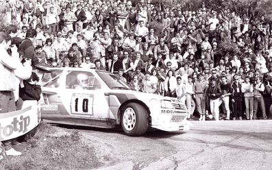 Michèle Mouton - Fabrizia Pons
30º Tour de Corse - Rallye de France 1986. Peugeot 205 Turbo 16 E2. Abandonó por la caja de cambios en SS9 Campo al Quercio - Ponte de Noceta de 33.63 Km.

Equipo Martini Lancia se retira de la prueba a causa del fatal accidente de Henri Toivonen y Sergio Cresto el di­a 02-05-1986.

Del 1 al 3 de Mayo, Ajaccio, Córcega, Francia.
Superficie: asfalto.

El Rally tenia un total de 1551.00 km de los que 1122.34 km divididos en 30 tramos eran especiales. (4 de ellos fueron cancelados. SS12 Figarella - Cardo de 15.75 Km, SS18 Corte - Taverna de 26.84 Km, SS19 Moltifao - Speloncato de 38.16 Km y SS20 Corbara - Calenzana de 23.69 Km. Los 3 últimos por el fatal accidente de Henri y Sergio).
Tomaron la salida 122 equipos, finalizaron 31.

En esta edición habí­an 5 tramos de 50 o mas Km cronometrados, SS7 Cozzano - Col de la Serra de 50.84, SS8 Muracciole - Abbazia de 50.00, SS10 Pont d'Altiani - Pont St Laurent de 56.01, SS14 Prunelli - San Pancrazio de 55.67 y SS17 Campe Militaire - Corte de 58.14. Uno de mas de 70 km, SS23 Saint Roch - Suaricchio de 78.19, y otro, el último, SS30 Liamone - Suaricchio de 83.16 Km.

Aquí dejo los kilómetros de cada uno de los 30 tramos del Rally:

1ª ETAPA (01-Mayo-1986)
SS1 Verghia - Pont de la Masina de 38.09 km
SS2 Sainte Marie Sicche - Moca 1 de 23.96 km
SS3 Petreto - Aullene 1 de 20.03 km
SS4 Zerubia - Santa Giulia de 30.60 km
SS5 Sartene - Zonza de 44.23 km
SS6 Aullene - Zicavo de 25.59 km
SS7 Cozzano - Col de la Serra de 50.84 km
SS8 Muracciole - Abbazia de 50.00 km
SS9 Campo al Quarcio - Ponte de Noceta de 33.77 km
SS10 Pont d'Altiani - Pont St Laurent de 56.01 km
SS11 Ponte Rosso - Borgo de 42.29 km

TOTAL ETAPA 415.41 km

2ª ETAPA (02 Mayo-1986)
SS12 Figarella - Cardo (cancelado) de 15.75 km
SS13 Saint Florent - Col de San Stefano de 26.81 km
SS14 Prunelli - San Pancrazio de 55.67 km
SS15 Folelli - Santa Lucia di Moriani de 18.49 km
SS16 Moriani Plage - Orsoni de 20.10 km
SS17 Campe Militaire Corte de 58.14 km
SS18 Corte - Taverna (cancelado) de 26.84 km
SS19 Moltifao - Speloncato (cancelado) de 38.16 km
SS20 Corbara - Calenzana (cancelado) de 23.69 km

TOTAL ETAPA 283.65 km

3ª ETAPA (03-Mayo-1986)
SS21 Norte Dame de la Serra - Pont du Fango de 28.77 km
SS22 Fango - Ota de 48.59 km
SS23 Saint Roch - Suaricchio de 78.19 km
SS24 Tavera - Pont de Mezzana de 30.57 km
SS25 Sainte Marie Sicche - Moca 2 de 23.96 km
SS26 Petreto - Aullene 2 de 20.03 km
SS27 Sorbollano - Santa Giulia de 35.59 km
SS28 Calvese - Agosta Plage de 38.69 km
SS29 Plaine de Peri - Capiglioli de 35.73 km
SS30 Liamone - Suaricchio 83.16 km

TOTAL ETAPA 423.28 km.
SUMANDO LAS TRES ETAPAS, ESTAMOS HABLANDO DE 1122.34 KM CRONOMETRADOS... UNA SALVAJADA...
@
Palabras clave: Michele_Mouton;Peugeot;Turbo;Corcega;Grupo_B;1986;Corse;Mujeres;Womens