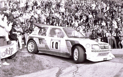 Michèle Mouton - Fabrizia Pons
30º Tour de Corse - Rallye de France 1986. Peugeot 205 Turbo 16 E2. Abandonó por la caja de cambios en SS9 Campo al Quercio - Ponte de Noceta de 33.63 Km.

Equipo Martini Lancia se retira de la prueba a causa del fatal accidente de Henri Toivonen y Sergio Cresto el di­a 02-05-1986.

Del 1 al 3 de Mayo, Ajaccio, Córcega, Francia.
Superficie: asfalto.

El Rally tenia un total de 1551.00 km de los que 1122.34 km divididos en 30 tramos eran especiales. (4 de ellos fueron cancelados. SS12 Figarella - Cardo de 15.75 Km, SS18 Corte - Taverna de 26.84 Km, SS19 Moltifao - Speloncato de 38.16 Km y SS20 Corbara - Calenzana de 23.69 Km. Los 3 últimos por el fatal accidente de Henri y Sergio).
Tomaron la salida 122 equipos, finalizaron 31.

En esta edición habí­an 5 tramos de 50 o mas Km cronometrados, SS7 Cozzano - Col de la Serra de 50.84, SS8 Muracciole - Abbazia de 50.00, SS10 Pont d'Altiani - Pont St Laurent de 56.01, SS14 Prunelli - San Pancrazio de 55.67 y SS17 Campe Militaire - Corte de 58.14. Uno de mas de 70 km, SS23 Saint Roch - Suaricchio de 78.19, y otro, el último, SS30 Liamone - Suaricchio de 83.16 Km.

Aquí dejo los kilómetros de cada uno de los 30 tramos del Rally:

1ª ETAPA (01-Mayo-1986)
SS1 Verghia - Pont de la Masina de 38.09 km
SS2 Sainte Marie Sicche - Moca 1 de 23.96 km
SS3 Petreto - Aullene 1 de 20.03 km
SS4 Zerubia - Santa Giulia de 30.60 km
SS5 Sartene - Zonza de 44.23 km
SS6 Aullene - Zicavo de 25.59 km
SS7 Cozzano - Col de la Serra de 50.84 km
SS8 Muracciole - Abbazia de 50.00 km
SS9 Campo al Quarcio - Ponte de Noceta de 33.77 km
SS10 Pont d'Altiani - Pont St Laurent de 56.01 km
SS11 Ponte Rosso - Borgo de 42.29 km

TOTAL ETAPA 415.41 km

2ª ETAPA (02 Mayo-1986)
SS12 Figarella - Cardo (cancelado) de 15.75 km
SS13 Saint Florent - Col de San Stefano de 26.81 km
SS14 Prunelli - San Pancrazio de 55.67 km
SS15 Folelli - Santa Lucia di Moriani de 18.49 km
SS16 Moriani Plage - Orsoni de 20.10 km
SS17 Campe Militaire Corte de 58.14 km
SS18 Corte - Taverna (cancelado) de 26.84 km
SS19 Moltifao - Speloncato (cancelado) de 38.16 km
SS20 Corbara - Calenzana (cancelado) de 23.69 km

TOTAL ETAPA 283.65 km

3ª ETAPA (03-Mayo-1986)
SS21 Norte Dame de la Serra - Pont du Fango de 28.77 km
SS22 Fango - Ota de 48.59 km
SS23 Saint Roch - Suaricchio de 78.19 km
SS24 Tavera - Pont de Mezzana de 30.57 km
SS25 Sainte Marie Sicche - Moca 2 de 23.96 km
SS26 Petreto - Aullene 2 de 20.03 km
SS27 Sorbollano - Santa Giulia de 35.59 km
SS28 Calvese - Agosta Plage de 38.69 km
SS29 Plaine de Peri - Capiglioli de 35.73 km
SS30 Liamone - Suaricchio 83.16 km

TOTAL ETAPA 423.28 km.
SUMANDO LAS TRES ETAPAS, ESTAMOS HABLANDO DE 1122.34 KM CRONOMETRADOS... UNA SALVAJADA...
@
Palabras clave: Michele_Mouton;Peugeot;Turbo;Corcega;Grupo_B;1986;Corse;Mujeres;Womens