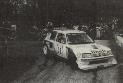 Michèle Mouton - Fabrizia Pons
30º Tour de Corse - Rallye de France 1986. Peugeot 205 Turbo 16 E2. Abandonó por la caja de cambios en SS9 Campo al Quercio - Ponte de Noceta de 33.63 Km.

Equipo Martini Lancia se retira de la prueba a causa del fatal accidente de Henri Toivonen y Sergio Cresto el di­a 02-05-1986.

Del 1 al 3 de Mayo, Ajaccio, Córcega, Francia.
Superficie: asfalto.

El Rally tenia un total de 1551.00 km de los que 1122.34 km divididos en 30 tramos eran especiales. (4 de ellos fueron cancelados. SS12 Figarella - Cardo de 15.75 Km, SS18 Corte - Taverna de 26.84 Km, SS19 Moltifao - Speloncato de 38.16 Km y SS20 Corbara - Calenzana de 23.69 Km. Los 3 últimos por el fatal accidente de Henri y Sergio).
Tomaron la salida 122 equipos, finalizaron 31.

En esta edición habí­an 5 tramos de 50 o mas Km cronometrados, SS7 Cozzano - Col de la Serra de 50.84, SS8 Muracciole - Abbazia de 50.00, SS10 Pont d'Altiani - Pont St Laurent de 56.01, SS14 Prunelli - San Pancrazio de 55.67 y SS17 Campe Militaire - Corte de 58.14. Uno de mas de 70 km, SS23 Saint Roch - Suaricchio de 78.19, y otro, el último, SS30 Liamone - Suaricchio de 83.16 Km.

Aquí dejo los kilómetros de cada uno de los 30 tramos del Rally:

1ª ETAPA (01-Mayo-1986)
SS1 Verghia - Pont de la Masina de 38.09 km
SS2 Sainte Marie Sicche - Moca 1 de 23.96 km
SS3 Petreto - Aullene 1 de 20.03 km
SS4 Zerubia - Santa Giulia de 30.60 km
SS5 Sartene - Zonza de 44.23 km
SS6 Aullene - Zicavo de 25.59 km
SS7 Cozzano - Col de la Serra de 50.84 km
SS8 Muracciole - Abbazia de 50.00 km
SS9 Campo al Quarcio - Ponte de Noceta de 33.77 km
SS10 Pont d'Altiani - Pont St Laurent de 56.01 km
SS11 Ponte Rosso - Borgo de 42.29 km

TOTAL ETAPA 415.41 km

2ª ETAPA (02 Mayo-1986)
SS12 Figarella - Cardo (cancelado) de 15.75 km
SS13 Saint Florent - Col de San Stefano de 26.81 km
SS14 Prunelli - San Pancrazio de 55.67 km
SS15 Folelli - Santa Lucia di Moriani de 18.49 km
SS16 Moriani Plage - Orsoni de 20.10 km
SS17 Campe Militaire Corte de 58.14 km
SS18 Corte - Taverna (cancelado) de 26.84 km
SS19 Moltifao - Speloncato (cancelado) de 38.16 km
SS20 Corbara - Calenzana (cancelado) de 23.69 km

TOTAL ETAPA 283.65 km

3ª ETAPA (03-Mayo-1986)
SS21 Norte Dame de la Serra - Pont du Fango de 28.77 km
SS22 Fango - Ota de 48.59 km
SS23 Saint Roch - Suaricchio de 78.19 km
SS24 Tavera - Pont de Mezzana de 30.57 km
SS25 Sainte Marie Sicche - Moca 2 de 23.96 km
SS26 Petreto - Aullene 2 de 20.03 km
SS27 Sorbollano - Santa Giulia de 35.59 km
SS28 Calvese - Agosta Plage de 38.69 km
SS29 Plaine de Peri - Capiglioli de 35.73 km
SS30 Liamone - Suaricchio 83.16 km

TOTAL ETAPA 423.28 km.
SUMANDO LAS TRES ETAPAS, ESTAMOS HABLANDO DE 1122.34 KM CRONOMETRADOS... UNA SALVAJADA...
@
Palabras clave: Michele_Mouton;Peugeot;Turbo;Corcega;Grupo_B;1986;Corse;Mujeres;Womens
