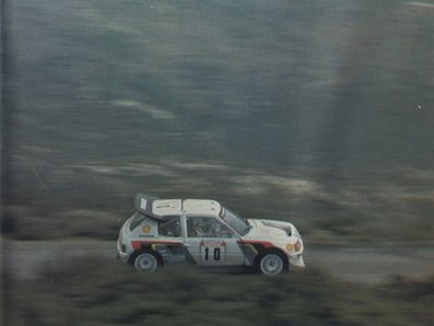 Michèle Mouton - Fabrizia Pons
30º Tour de Corse - Rallye de France 1986. Peugeot 205 Turbo 16 E2. Abandonó por la caja de cambios en SS9 Campo al Quercio - Ponte de Noceta de 33.63 Km.

Equipo Martini Lancia se retira de la prueba a causa del fatal accidente de Henri Toivonen y Sergio Cresto el di­a 02-05-1986.

Del 1 al 3 de Mayo, Ajaccio, Córcega, Francia.
Superficie: asfalto.

El Rally tenia un total de 1551.00 km de los que 1122.34 km divididos en 30 tramos eran especiales. (4 de ellos fueron cancelados. SS12 Figarella - Cardo de 15.75 Km, SS18 Corte - Taverna de 26.84 Km, SS19 Moltifao - Speloncato de 38.16 Km y SS20 Corbara - Calenzana de 23.69 Km. Los 3 últimos por el fatal accidente de Henri y Sergio).
Tomaron la salida 122 equipos, finalizaron 31.

En esta edición habí­an 5 tramos de 50 o mas Km cronometrados, SS7 Cozzano - Col de la Serra de 50.84, SS8 Muracciole - Abbazia de 50.00, SS10 Pont d'Altiani - Pont St Laurent de 56.01, SS14 Prunelli - San Pancrazio de 55.67 y SS17 Campe Militaire - Corte de 58.14. Uno de mas de 70 km, SS23 Saint Roch - Suaricchio de 78.19, y otro, el último, SS30 Liamone - Suaricchio de 83.16 Km.

Aquí dejo los kilómetros de cada uno de los 30 tramos del Rally:

1ª ETAPA (01-Mayo-1986)
SS1 Verghia - Pont de la Masina de 38.09 km
SS2 Sainte Marie Sicche - Moca 1 de 23.96 km
SS3 Petreto - Aullene 1 de 20.03 km
SS4 Zerubia - Santa Giulia de 30.60 km
SS5 Sartene - Zonza de 44.23 km
SS6 Aullene - Zicavo de 25.59 km
SS7 Cozzano - Col de la Serra de 50.84 km
SS8 Muracciole - Abbazia de 50.00 km
SS9 Campo al Quarcio - Ponte de Noceta de 33.77 km
SS10 Pont d'Altiani - Pont St Laurent de 56.01 km
SS11 Ponte Rosso - Borgo de 42.29 km

TOTAL ETAPA 415.41 km

2ª ETAPA (02 Mayo-1986)
SS12 Figarella - Cardo (cancelado) de 15.75 km
SS13 Saint Florent - Col de San Stefano de 26.81 km
SS14 Prunelli - San Pancrazio de 55.67 km
SS15 Folelli - Santa Lucia di Moriani de 18.49 km
SS16 Moriani Plage - Orsoni de 20.10 km
SS17 Campe Militaire Corte de 58.14 km
SS18 Corte - Taverna (cancelado) de 26.84 km
SS19 Moltifao - Speloncato (cancelado) de 38.16 km
SS20 Corbara - Calenzana (cancelado) de 23.69 km

TOTAL ETAPA 283.65 km

3ª ETAPA (03-Mayo-1986)
SS21 Norte Dame de la Serra - Pont du Fango de 28.77 km
SS22 Fango - Ota de 48.59 km
SS23 Saint Roch - Suaricchio de 78.19 km
SS24 Tavera - Pont de Mezzana de 30.57 km
SS25 Sainte Marie Sicche - Moca 2 de 23.96 km
SS26 Petreto - Aullene 2 de 20.03 km
SS27 Sorbollano - Santa Giulia de 35.59 km
SS28 Calvese - Agosta Plage de 38.69 km
SS29 Plaine de Peri - Capiglioli de 35.73 km
SS30 Liamone - Suaricchio 83.16 km

TOTAL ETAPA 423.28 km.
SUMANDO LAS TRES ETAPAS, ESTAMOS HABLANDO DE 1122.34 KM CRONOMETRADOS... UNA SALVAJADA...
@
Palabras clave: Michele_Mouton;Peugeot;Turbo;Corcega;Grupo_B;1986;Corse;Mujeres;Womens