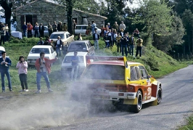Didier Auriol - Bernard Occelli
30º Tour de Corse 1986. MG Metro 6R4 Austin Rover (C 206 JMB). Abandonó por perdidas de aceite en SS2 Sainte Marie Sicche - Moca 1 de 23.96 Km.

Equipo Martini Lancia se retira de la prueba a causa del fatal accidente de Henri Toivonen y Sergio Cresto el di­a 02-05-1986.

Del 1 al 3 de Mayo, Ajaccio, Córcega, Francia.
Superficie: asfalto.

El Rally tenia un total de 1551.00 km de los que 1122.34 km divididos en 30 tramos eran especiales. (4 de ellos fueron cancelados. SS12 Figarella - Cardo de 15.75 Km, SS18 Corte - Taverna de 26.84 Km, SS19 Moltifao - Speloncato de 38.16 Km y SS20 Corbara - Calenzana de 23.69 Km. Los 3 últimos por el fatal accidente de Henri y Sergio).
Tomaron la salida 122 equipos, finalizaron 31.

En esta edición habí­an 5 tramos de 50 o mas Km cronometrados, SS7 Cozzano - Col de la Serra de 50.84, SS8 Muracciole - Abbazia de 50.00, SS10 Pont d'Altiani - Pont St Laurent de 56.01, SS14 Prunelli - San Pancrazio de 55.67 y SS17 Campe Militaire - Corte de 58.14. Uno de mas de 70 km, SS23 Saint Roch - Suaricchio de 78.19, y otro, el último, SS30 Liamone - Suaricchio de 83.16 Km.

Aquí dejo los kilómetros de cada uno de los 30 tramos del Rally:

1ª ETAPA (01-Mayo-1986)
SS1 Verghia - Pont de la Masina de 38.09 km
SS2 Sainte Marie Sicche - Moca 1 de 23.96 km
SS3 Petreto - Aullene 1 de 20.03 km
SS4 Zerubia - Santa Giulia de 30.60 km
SS5 Sartene - Zonza de 44.23 km
SS6 Aullene - Zicavo de 25.59 km
SS7 Cozzano - Col de la Serra de 50.84 km
SS8 Muracciole - Abbazia de 50.00 km
SS9 Campo al Quarcio - Ponte de Noceta de 33.77 km
SS10 Pont d'Altiani - Pont St Laurent de 56.01 km
SS11 Ponte Rosso - Borgo de 42.29 km

TOTAL ETAPA 415.41 km

2ª ETAPA (02 Mayo-1986)
SS12 Figarella - Cardo (cancelado) de 15.75 km
SS13 Saint Florent - Col de San Stefano de 26.81 km
SS14 Prunelli - San Pancrazio de 55.67 km
SS15 Folelli - Santa Lucia di Moriani de 18.49 km
SS16 Moriani Plage - Orsoni de 20.10 km
SS17 Campe Militaire Corte de 58.14 km
SS18 Corte - Taverna (cancelado) de 26.84 km
SS19 Moltifao - Speloncato (cancelado) de 38.16 km
SS20 Corbara - Calenzana (cancelado) de 23.69 km

TOTAL ETAPA 283.65 km

3ª ETAPA (03-Mayo-1986)
SS21 Norte Dame de la Serra - Pont du Fango de 28.77 km
SS22 Fango - Ota de 48.59 km
SS23 Saint Roch - Suaricchio de 78.19 km
SS24 Tavera - Pont de Mezzana de 30.57 km
SS25 Sainte Marie Sicche - Moca 2 de 23.96 km
SS26 Petreto - Aullene 2 de 20.03 km
SS27 Sorbollano - Santa Giulia de 35.59 km
SS28 Calvese - Agosta Plage de 38.69 km
SS29 Plaine de Peri - Capiglioli de 35.73 km
SS30 Liamone - Suaricchio 83.16 km

TOTAL ETAPA 423.28 km.
SUMANDO LAS TRES ETAPAS, ESTAMOS HABLANDO DE 1122.34 KM CRONOMETRADOS... UNA SALVAJADA...
@
Palabras clave: Didier_Auriol;MG;Metro;Austin_Rover;Grupo_B;Corcega;1986;Corse