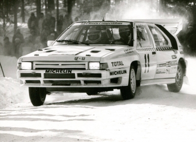Philippe Wambergue - Jean-Bernard Vieu
36º International Suecia Rally 1986. Citröen BX4TC. Abandonó por motor en SS24 Valasen de 9.00 Km.

Del 14 al 16 de Febrero, Karlstad, Suecia.
Superficie: nieve - hielo.

El Rally tenia un total de 1670.00 km de los que 556.79 km divididos en 30 tramos eran especiales.

Tomaron la salida 107 equipos, finalizaron 62.@
Palabras clave: Philippe_Wambergue;Citroen;BX4TC;Suecia;1986;nieve;Grupo_B