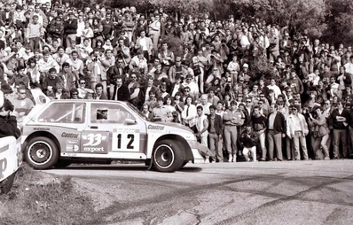 Didier Auriol - Bernard Occelli
30º Tour de Corse 1986. MG Metro 6R4 Austin Rover (C 206 JMB). Abandonó por perdidas de aceite en SS2 Sainte Marie Sicche - Moca 1 de 23.96 Km.

Equipo Martini Lancia se retira de la prueba a causa del fatal accidente de Henri Toivonen y Sergio Cresto el di­a 02-05-1986.

Del 1 al 3 de Mayo, Ajaccio, Córcega, Francia.
Superficie: asfalto.

El Rally tenia un total de 1551.00 km de los que 1122.34 km divididos en 30 tramos eran especiales. (4 de ellos fueron cancelados. SS12 Figarella - Cardo de 15.75 Km, SS18 Corte - Taverna de 26.84 Km, SS19 Moltifao - Speloncato de 38.16 Km y SS20 Corbara - Calenzana de 23.69 Km. Los 3 últimos por el fatal accidente de Henri y Sergio).
Tomaron la salida 122 equipos, finalizaron 31.

En esta edición habí­an 5 tramos de 50 o mas Km cronometrados, SS7 Cozzano - Col de la Serra de 50.84, SS8 Muracciole - Abbazia de 50.00, SS10 Pont d'Altiani - Pont St Laurent de 56.01, SS14 Prunelli - San Pancrazio de 55.67 y SS17 Campe Militaire - Corte de 58.14. Uno de mas de 70 km, SS23 Saint Roch - Suaricchio de 78.19, y otro, el último, SS30 Liamone - Suaricchio de 83.16 Km.

Aquí dejo los kilómetros de cada uno de los 30 tramos del Rally:

1ª ETAPA (01-Mayo-1986)
SS1 Verghia - Pont de la Masina de 38.09 km
SS2 Sainte Marie Sicche - Moca 1 de 23.96 km
SS3 Petreto - Aullene 1 de 20.03 km
SS4 Zerubia - Santa Giulia de 30.60 km
SS5 Sartene - Zonza de 44.23 km
SS6 Aullene - Zicavo de 25.59 km
SS7 Cozzano - Col de la Serra de 50.84 km
SS8 Muracciole - Abbazia de 50.00 km
SS9 Campo al Quarcio - Ponte de Noceta de 33.77 km
SS10 Pont d'Altiani - Pont St Laurent de 56.01 km
SS11 Ponte Rosso - Borgo de 42.29 km

TOTAL ETAPA 415.41 km

2ª ETAPA (02 Mayo-1986)
SS12 Figarella - Cardo (cancelado) de 15.75 km
SS13 Saint Florent - Col de San Stefano de 26.81 km
SS14 Prunelli - San Pancrazio de 55.67 km
SS15 Folelli - Santa Lucia di Moriani de 18.49 km
SS16 Moriani Plage - Orsoni de 20.10 km
SS17 Campe Militaire Corte de 58.14 km
SS18 Corte - Taverna (cancelado) de 26.84 km
SS19 Moltifao - Speloncato (cancelado) de 38.16 km
SS20 Corbara - Calenzana (cancelado) de 23.69 km

TOTAL ETAPA 283.65 km

3ª ETAPA (03-Mayo-1986)
SS21 Norte Dame de la Serra - Pont du Fango de 28.77 km
SS22 Fango - Ota de 48.59 km
SS23 Saint Roch - Suaricchio de 78.19 km
SS24 Tavera - Pont de Mezzana de 30.57 km
SS25 Sainte Marie Sicche - Moca 2 de 23.96 km
SS26 Petreto - Aullene 2 de 20.03 km
SS27 Sorbollano - Santa Giulia de 35.59 km
SS28 Calvese - Agosta Plage de 38.69 km
SS29 Plaine de Peri - Capiglioli de 35.73 km
SS30 Liamone - Suaricchio 83.16 km

TOTAL ETAPA 423.28 km.
SUMANDO LAS TRES ETAPAS, ESTAMOS HABLANDO DE 1122.34 KM CRONOMETRADOS... UNA SALVAJADA...
@
Palabras clave: Didier_Auriol;MG;Metro;Grupo_B;Corcega;1986;Corse