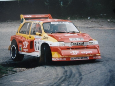 Didier Auriol - Bernard Occelli
30º Tour de Corse 1986. MG Metro 6R4 Austin Rover (C 206 JMB). Abandonó por perdidas de aceite en SS2 Sainte Marie Sicche - Moca 1 de 23.96 Km.

Equipo Martini Lancia se retira de la prueba a causa del fatal accidente de Henri Toivonen y Sergio Cresto el di­a 02-05-1986.

Del 1 al 3 de Mayo, Ajaccio, Córcega, Francia.
Superficie: asfalto.

El Rally tenia un total de 1551.00 km de los que 1122.34 km divididos en 30 tramos eran especiales. (4 de ellos fueron cancelados. SS12 Figarella - Cardo de 15.75 Km, SS18 Corte - Taverna de 26.84 Km, SS19 Moltifao - Speloncato de 38.16 Km y SS20 Corbara - Calenzana de 23.69 Km. Los 3 últimos por el fatal accidente de Henri y Sergio).
Tomaron la salida 122 equipos, finalizaron 31.

En esta edición habí­an 5 tramos de 50 o mas Km cronometrados, SS7 Cozzano - Col de la Serra de 50.84, SS8 Muracciole - Abbazia de 50.00, SS10 Pont d'Altiani - Pont St Laurent de 56.01, SS14 Prunelli - San Pancrazio de 55.67 y SS17 Campe Militaire - Corte de 58.14. Uno de mas de 70 km, SS23 Saint Roch - Suaricchio de 78.19, y otro, el último, SS30 Liamone - Suaricchio de 83.16 Km.

Aquí dejo los kilómetros de cada uno de los 30 tramos del Rally:

1ª ETAPA (01-Mayo-1986)
SS1 Verghia - Pont de la Masina de 38.09 km
SS2 Sainte Marie Sicche - Moca 1 de 23.96 km
SS3 Petreto - Aullene 1 de 20.03 km
SS4 Zerubia - Santa Giulia de 30.60 km
SS5 Sartene - Zonza de 44.23 km
SS6 Aullene - Zicavo de 25.59 km
SS7 Cozzano - Col de la Serra de 50.84 km
SS8 Muracciole - Abbazia de 50.00 km
SS9 Campo al Quarcio - Ponte de Noceta de 33.77 km
SS10 Pont d'Altiani - Pont St Laurent de 56.01 km
SS11 Ponte Rosso - Borgo de 42.29 km

TOTAL ETAPA 415.41 km

2ª ETAPA (02 Mayo-1986)
SS12 Figarella - Cardo (cancelado) de 15.75 km
SS13 Saint Florent - Col de San Stefano de 26.81 km
SS14 Prunelli - San Pancrazio de 55.67 km
SS15 Folelli - Santa Lucia di Moriani de 18.49 km
SS16 Moriani Plage - Orsoni de 20.10 km
SS17 Campe Militaire Corte de 58.14 km
SS18 Corte - Taverna (cancelado) de 26.84 km
SS19 Moltifao - Speloncato (cancelado) de 38.16 km
SS20 Corbara - Calenzana (cancelado) de 23.69 km

TOTAL ETAPA 283.65 km

3ª ETAPA (03-Mayo-1986)
SS21 Norte Dame de la Serra - Pont du Fango de 28.77 km
SS22 Fango - Ota de 48.59 km
SS23 Saint Roch - Suaricchio de 78.19 km
SS24 Tavera - Pont de Mezzana de 30.57 km
SS25 Sainte Marie Sicche - Moca 2 de 23.96 km
SS26 Petreto - Aullene 2 de 20.03 km
SS27 Sorbollano - Santa Giulia de 35.59 km
SS28 Calvese - Agosta Plage de 38.69 km
SS29 Plaine de Peri - Capiglioli de 35.73 km
SS30 Liamone - Suaricchio 83.16 km

TOTAL ETAPA 423.28 km.
SUMANDO LAS TRES ETAPAS, ESTAMOS HABLANDO DE 1122.34 KM CRONOMETRADOS... UNA SALVAJADA...
@
Palabras clave: Didier_Auriol;MG;Metro;Grupo_B;Corcega;1986;Corse