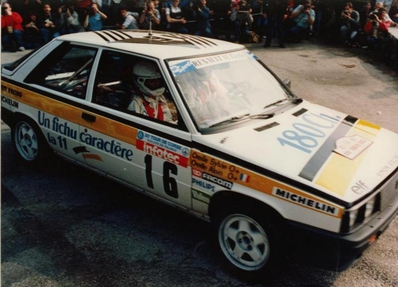 Alain Oreille - Sylvie Oreille
30º Tour de Corse - Rallye de France 1986. Renault 11 Turbo. Abandonó por accidente en SS5 Sartene - Zonza de 44.23 Km.

Equipo Martini Lancia se retira de la prueba a causa del fatal accidente de Henri Toivonen y Sergio Cresto el di­a 02-05-1986.

Del 1 al 3 de Mayo, Ajaccio, Córcega, Francia.
Superficie: asfalto.

El Rally tenia un total de 1551.00 km de los que 1122.34 km divididos en 30 tramos eran especiales. (4 de ellos fueron cancelados. SS12 Figarella - Cardo de 15.75 Km, SS18 Corte - Taverna de 26.84 Km, SS19 Moltifao - Speloncato de 38.16 Km y SS20 Corbara - Calenzana de 23.69 Km. Los 3 últimos por el fatal accidente de Henri y Sergio).
Tomaron la salida 122 equipos, finalizaron 31.

En esta edición habí­an 5 tramos de 50 o mas Km cronometrados, SS7 Cozzano - Col de la Serra de 50.84, SS8 Muracciole - Abbazia de 50.00, SS10 Pont d'Altiani - Pont St Laurent de 56.01, SS14 Prunelli - San Pancrazio de 55.67 y SS17 Campe Militaire - Corte de 58.14. Uno de mas de 70 km, SS23 Saint Roch - Suaricchio de 78.19, y otro, el último, SS30 Liamone - Suaricchio de 83.16 Km.

Aquí dejo los kilómetros de cada uno de los 30 tramos del Rally:

1ª ETAPA (01-Mayo-1986)
SS1 Verghia - Pont de la Masina de 38.09 km
SS2 Sainte Marie Sicche - Moca 1 de 23.96 km
SS3 Petreto - Aullene 1 de 20.03 km
SS4 Zerubia - Santa Giulia de 30.60 km
SS5 Sartene - Zonza de 44.23 km
SS6 Aullene - Zicavo de 25.59 km
SS7 Cozzano - Col de la Serra de 50.84 km
SS8 Muracciole - Abbazia de 50.00 km
SS9 Campo al Quarcio - Ponte de Noceta de 33.77 km
SS10 Pont d'Altiani - Pont St Laurent de 56.01 km
SS11 Ponte Rosso - Borgo de 42.29 km

TOTAL ETAPA 415.41 km

2ª ETAPA (02 Mayo-1986)
SS12 Figarella - Cardo (cancelado) de 15.75 km
SS13 Saint Florent - Col de San Stefano de 26.81 km
SS14 Prunelli - San Pancrazio de 55.67 km
SS15 Folelli - Santa Lucia di Moriani de 18.49 km
SS16 Moriani Plage - Orsoni de 20.10 km
SS17 Campe Militaire Corte de 58.14 km
SS18 Corte - Taverna (cancelado) de 26.84 km
SS19 Moltifao - Speloncato (cancelado) de 38.16 km
SS20 Corbara - Calenzana (cancelado) de 23.69 km

TOTAL ETAPA 283.65 km

3ª ETAPA (03-Mayo-1986)
SS21 Norte Dame de la Serra - Pont du Fango de 28.77 km
SS22 Fango - Ota de 48.59 km
SS23 Saint Roch - Suaricchio de 78.19 km
SS24 Tavera - Pont de Mezzana de 30.57 km
SS25 Sainte Marie Sicche - Moca 2 de 23.96 km
SS26 Petreto - Aullene 2 de 20.03 km
SS27 Sorbollano - Santa Giulia de 35.59 km
SS28 Calvese - Agosta Plage de 38.69 km
SS29 Plaine de Peri - Capiglioli de 35.73 km
SS30 Liamone - Suaricchio 83.16 km

TOTAL ETAPA 423.28 km.
SUMANDO LAS TRES ETAPAS, ESTAMOS HABLANDO DE 1122.34 KM CRONOMETRADOS... UNA SALVAJADA...
Palabras clave: Renault;Turbo;Corse;Corcega;1986