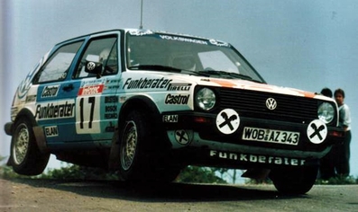 Franz Wittmann sen. - Matthias Feltz
30º Tour de Corse - Rallye de France 1986. Volkswagen Golf GTi 16V (WOB AZ 343). Abandonó, desconocemos el motivo y en que especial.

Equipo Martini Lancia se retira de la prueba a causa del fatal accidente de Henri Toivonen y Sergio Cresto el di­a 02-05-1986.

Del 1 al 3 de Mayo, Ajaccio, Córcega, Francia.
Superficie: asfalto.

El Rally tenia un total de 1551.00 km de los que 1122.34 km divididos en 30 tramos eran especiales. (4 de ellos fueron cancelados. SS12 Figarella - Cardo de 15.75 Km, SS18 Corte - Taverna de 26.84 Km, SS19 Moltifao - Speloncato de 38.16 Km y SS20 Corbara - Calenzana de 23.69 Km. Los 3 últimos por el fatal accidente de Henri y Sergio).
Tomaron la salida 122 equipos, finalizaron 31.

En esta edición habí­an 5 tramos de 50 o mas Km cronometrados, SS7 Cozzano - Col de la Serra de 50.84, SS8 Muracciole - Abbazia de 50.00, SS10 Pont d'Altiani - Pont St Laurent de 56.01, SS14 Prunelli - San Pancrazio de 55.67 y SS17 Campe Militaire - Corte de 58.14. Uno de mas de 70 km, SS23 Saint Roch - Suaricchio de 78.19, y otro, el último, SS30 Liamone - Suaricchio de 83.16 Km.

Aquí dejo los kilómetros de cada uno de los 30 tramos del Rally:

1ª ETAPA (01-Mayo-1986)
SS1 Verghia - Pont de la Masina de 38.09 km
SS2 Sainte Marie Sicche - Moca 1 de 23.96 km
SS3 Petreto - Aullene 1 de 20.03 km
SS4 Zerubia - Santa Giulia de 30.60 km
SS5 Sartene - Zonza de 44.23 km
SS6 Aullene - Zicavo de 25.59 km
SS7 Cozzano - Col de la Serra de 50.84 km
SS8 Muracciole - Abbazia de 50.00 km
SS9 Campo al Quarcio - Ponte de Noceta de 33.77 km
SS10 Pont d'Altiani - Pont St Laurent de 56.01 km
SS11 Ponte Rosso - Borgo de 42.29 km

TOTAL ETAPA 415.41 km

2ª ETAPA (02 Mayo-1986)
SS12 Figarella - Cardo (cancelado) de 15.75 km
SS13 Saint Florent - Col de San Stefano de 26.81 km
SS14 Prunelli - San Pancrazio de 55.67 km
SS15 Folelli - Santa Lucia di Moriani de 18.49 km
SS16 Moriani Plage - Orsoni de 20.10 km
SS17 Campe Militaire Corte de 58.14 km
SS18 Corte - Taverna (cancelado) de 26.84 km
SS19 Moltifao - Speloncato (cancelado) de 38.16 km
SS20 Corbara - Calenzana (cancelado) de 23.69 km

TOTAL ETAPA 283.65 km

3ª ETAPA (03-Mayo-1986)
SS21 Norte Dame de la Serra - Pont du Fango de 28.77 km
SS22 Fango - Ota de 48.59 km
SS23 Saint Roch - Suaricchio de 78.19 km
SS24 Tavera - Pont de Mezzana de 30.57 km
SS25 Sainte Marie Sicche - Moca 2 de 23.96 km
SS26 Petreto - Aullene 2 de 20.03 km
SS27 Sorbollano - Santa Giulia de 35.59 km
SS28 Calvese - Agosta Plage de 38.69 km
SS29 Plaine de Peri - Capiglioli de 35.73 km
SS30 Liamone - Suaricchio 83.16 km

TOTAL ETAPA 423.28 km.
SUMANDO LAS TRES ETAPAS, ESTAMOS HABLANDO DE 1122.34 KM CRONOMETRADOS... UNA SALVAJADA...
Palabras clave: Volkswagen;Golf;GTi;Corse;Corcega;1986