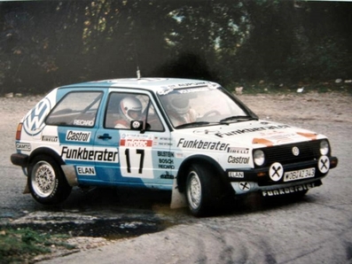 Franz Wittmann sen. - Matthias Feltz
30º Tour de Corse - Rallye de France 1986. Volkswagen Golf GTi 16V (WOB AZ 343). Abandonó, desconocemos el motivo y en que especial.

Equipo Martini Lancia se retira de la prueba a causa del fatal accidente de Henri Toivonen y Sergio Cresto el di­a 02-05-1986.

Del 1 al 3 de Mayo, Ajaccio, Córcega, Francia.
Superficie: asfalto.

El Rally tenia un total de 1551.00 km de los que 1122.34 km divididos en 30 tramos eran especiales. (4 de ellos fueron cancelados. SS12 Figarella - Cardo de 15.75 Km, SS18 Corte - Taverna de 26.84 Km, SS19 Moltifao - Speloncato de 38.16 Km y SS20 Corbara - Calenzana de 23.69 Km. Los 3 últimos por el fatal accidente de Henri y Sergio).
Tomaron la salida 122 equipos, finalizaron 31.

En esta edición habí­an 5 tramos de 50 o mas Km cronometrados, SS7 Cozzano - Col de la Serra de 50.84, SS8 Muracciole - Abbazia de 50.00, SS10 Pont d'Altiani - Pont St Laurent de 56.01, SS14 Prunelli - San Pancrazio de 55.67 y SS17 Campe Militaire - Corte de 58.14. Uno de mas de 70 km, SS23 Saint Roch - Suaricchio de 78.19, y otro, el último, SS30 Liamone - Suaricchio de 83.16 Km.

Aquí dejo los kilómetros de cada uno de los 30 tramos del Rally:

1ª ETAPA (01-Mayo-1986)
SS1 Verghia - Pont de la Masina de 38.09 km
SS2 Sainte Marie Sicche - Moca 1 de 23.96 km
SS3 Petreto - Aullene 1 de 20.03 km
SS4 Zerubia - Santa Giulia de 30.60 km
SS5 Sartene - Zonza de 44.23 km
SS6 Aullene - Zicavo de 25.59 km
SS7 Cozzano - Col de la Serra de 50.84 km
SS8 Muracciole - Abbazia de 50.00 km
SS9 Campo al Quarcio - Ponte de Noceta de 33.77 km
SS10 Pont d'Altiani - Pont St Laurent de 56.01 km
SS11 Ponte Rosso - Borgo de 42.29 km

TOTAL ETAPA 415.41 km

2ª ETAPA (02 Mayo-1986)
SS12 Figarella - Cardo (cancelado) de 15.75 km
SS13 Saint Florent - Col de San Stefano de 26.81 km
SS14 Prunelli - San Pancrazio de 55.67 km
SS15 Folelli - Santa Lucia di Moriani de 18.49 km
SS16 Moriani Plage - Orsoni de 20.10 km
SS17 Campe Militaire Corte de 58.14 km
SS18 Corte - Taverna (cancelado) de 26.84 km
SS19 Moltifao - Speloncato (cancelado) de 38.16 km
SS20 Corbara - Calenzana (cancelado) de 23.69 km

TOTAL ETAPA 283.65 km

3ª ETAPA (03-Mayo-1986)
SS21 Norte Dame de la Serra - Pont du Fango de 28.77 km
SS22 Fango - Ota de 48.59 km
SS23 Saint Roch - Suaricchio de 78.19 km
SS24 Tavera - Pont de Mezzana de 30.57 km
SS25 Sainte Marie Sicche - Moca 2 de 23.96 km
SS26 Petreto - Aullene 2 de 20.03 km
SS27 Sorbollano - Santa Giulia de 35.59 km
SS28 Calvese - Agosta Plage de 38.69 km
SS29 Plaine de Peri - Capiglioli de 35.73 km
SS30 Liamone - Suaricchio 83.16 km

TOTAL ETAPA 423.28 km.
SUMANDO LAS TRES ETAPAS, ESTAMOS HABLANDO DE 1122.34 KM CRONOMETRADOS... UNA SALVAJADA...
Palabras clave: Volkswagen;Golf;GTi;Corse;Corcega;1986