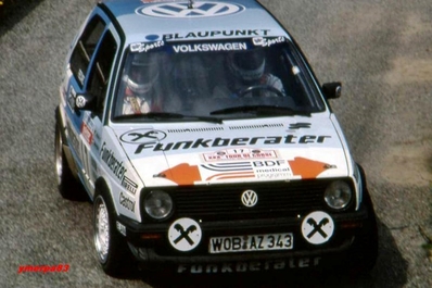 Franz Wittmann sen. - Matthias Feltz
30º Tour de Corse - Rallye de France 1986. Volkswagen Golf GTi 16V (WOB AZ 343). Abandonó, desconocemos el motivo y en que especial.

Equipo Martini Lancia se retira de la prueba a causa del fatal accidente de Henri Toivonen y Sergio Cresto el di­a 02-05-1986.

Del 1 al 3 de Mayo, Ajaccio, Córcega, Francia.
Superficie: asfalto.

El Rally tenia un total de 1551.00 km de los que 1122.34 km divididos en 30 tramos eran especiales. (4 de ellos fueron cancelados. SS12 Figarella - Cardo de 15.75 Km, SS18 Corte - Taverna de 26.84 Km, SS19 Moltifao - Speloncato de 38.16 Km y SS20 Corbara - Calenzana de 23.69 Km. Los 3 últimos por el fatal accidente de Henri y Sergio).
Tomaron la salida 122 equipos, finalizaron 31.

En esta edición habí­an 5 tramos de 50 o mas Km cronometrados, SS7 Cozzano - Col de la Serra de 50.84, SS8 Muracciole - Abbazia de 50.00, SS10 Pont d'Altiani - Pont St Laurent de 56.01, SS14 Prunelli - San Pancrazio de 55.67 y SS17 Campe Militaire - Corte de 58.14. Uno de mas de 70 km, SS23 Saint Roch - Suaricchio de 78.19, y otro, el último, SS30 Liamone - Suaricchio de 83.16 Km.

Aquí dejo los kilómetros de cada uno de los 30 tramos del Rally:

1ª ETAPA (01-Mayo-1986)
SS1 Verghia - Pont de la Masina de 38.09 km
SS2 Sainte Marie Sicche - Moca 1 de 23.96 km
SS3 Petreto - Aullene 1 de 20.03 km
SS4 Zerubia - Santa Giulia de 30.60 km
SS5 Sartene - Zonza de 44.23 km
SS6 Aullene - Zicavo de 25.59 km
SS7 Cozzano - Col de la Serra de 50.84 km
SS8 Muracciole - Abbazia de 50.00 km
SS9 Campo al Quarcio - Ponte de Noceta de 33.77 km
SS10 Pont d'Altiani - Pont St Laurent de 56.01 km
SS11 Ponte Rosso - Borgo de 42.29 km

TOTAL ETAPA 415.41 km

2ª ETAPA (02 Mayo-1986)
SS12 Figarella - Cardo (cancelado) de 15.75 km
SS13 Saint Florent - Col de San Stefano de 26.81 km
SS14 Prunelli - San Pancrazio de 55.67 km
SS15 Folelli - Santa Lucia di Moriani de 18.49 km
SS16 Moriani Plage - Orsoni de 20.10 km
SS17 Campe Militaire Corte de 58.14 km
SS18 Corte - Taverna (cancelado) de 26.84 km
SS19 Moltifao - Speloncato (cancelado) de 38.16 km
SS20 Corbara - Calenzana (cancelado) de 23.69 km

TOTAL ETAPA 283.65 km

3ª ETAPA (03-Mayo-1986)
SS21 Norte Dame de la Serra - Pont du Fango de 28.77 km
SS22 Fango - Ota de 48.59 km
SS23 Saint Roch - Suaricchio de 78.19 km
SS24 Tavera - Pont de Mezzana de 30.57 km
SS25 Sainte Marie Sicche - Moca 2 de 23.96 km
SS26 Petreto - Aullene 2 de 20.03 km
SS27 Sorbollano - Santa Giulia de 35.59 km
SS28 Calvese - Agosta Plage de 38.69 km
SS29 Plaine de Peri - Capiglioli de 35.73 km
SS30 Liamone - Suaricchio 83.16 km

TOTAL ETAPA 423.28 km.
SUMANDO LAS TRES ETAPAS, ESTAMOS HABLANDO DE 1122.34 KM CRONOMETRADOS... UNA SALVAJADA...
Palabras clave: Volkswagen;Golf;GTi;Corse;Corcega;1986