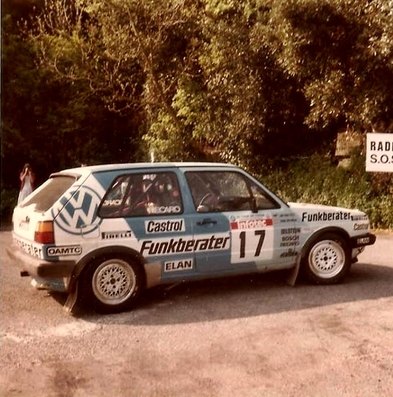 Franz Wittmann sen. - Matthias Feltz
30º Tour de Corse - Rallye de France 1986. Volkswagen Golf GTi 16V (WOB AZ 343). Abandonó, desconocemos el motivo y en que especial.

Equipo Martini Lancia se retira de la prueba a causa del fatal accidente de Henri Toivonen y Sergio Cresto el di­a 02-05-1986.

Del 1 al 3 de Mayo, Ajaccio, Córcega, Francia.
Superficie: asfalto.

El Rally tenia un total de 1551.00 km de los que 1122.34 km divididos en 30 tramos eran especiales. (4 de ellos fueron cancelados. SS12 Figarella - Cardo de 15.75 Km, SS18 Corte - Taverna de 26.84 Km, SS19 Moltifao - Speloncato de 38.16 Km y SS20 Corbara - Calenzana de 23.69 Km. Los 3 últimos por el fatal accidente de Henri y Sergio).
Tomaron la salida 122 equipos, finalizaron 31.

En esta edición habí­an 5 tramos de 50 o mas Km cronometrados, SS7 Cozzano - Col de la Serra de 50.84, SS8 Muracciole - Abbazia de 50.00, SS10 Pont d'Altiani - Pont St Laurent de 56.01, SS14 Prunelli - San Pancrazio de 55.67 y SS17 Campe Militaire - Corte de 58.14. Uno de mas de 70 km, SS23 Saint Roch - Suaricchio de 78.19, y otro, el último, SS30 Liamone - Suaricchio de 83.16 Km.

Aquí dejo los kilómetros de cada uno de los 30 tramos del Rally:

1ª ETAPA (01-Mayo-1986)
SS1 Verghia - Pont de la Masina de 38.09 km
SS2 Sainte Marie Sicche - Moca 1 de 23.96 km
SS3 Petreto - Aullene 1 de 20.03 km
SS4 Zerubia - Santa Giulia de 30.60 km
SS5 Sartene - Zonza de 44.23 km
SS6 Aullene - Zicavo de 25.59 km
SS7 Cozzano - Col de la Serra de 50.84 km
SS8 Muracciole - Abbazia de 50.00 km
SS9 Campo al Quarcio - Ponte de Noceta de 33.77 km
SS10 Pont d'Altiani - Pont St Laurent de 56.01 km
SS11 Ponte Rosso - Borgo de 42.29 km

TOTAL ETAPA 415.41 km

2ª ETAPA (02 Mayo-1986)
SS12 Figarella - Cardo (cancelado) de 15.75 km
SS13 Saint Florent - Col de San Stefano de 26.81 km
SS14 Prunelli - San Pancrazio de 55.67 km
SS15 Folelli - Santa Lucia di Moriani de 18.49 km
SS16 Moriani Plage - Orsoni de 20.10 km
SS17 Campe Militaire Corte de 58.14 km
SS18 Corte - Taverna (cancelado) de 26.84 km
SS19 Moltifao - Speloncato (cancelado) de 38.16 km
SS20 Corbara - Calenzana (cancelado) de 23.69 km

TOTAL ETAPA 283.65 km

3ª ETAPA (03-Mayo-1986)
SS21 Norte Dame de la Serra - Pont du Fango de 28.77 km
SS22 Fango - Ota de 48.59 km
SS23 Saint Roch - Suaricchio de 78.19 km
SS24 Tavera - Pont de Mezzana de 30.57 km
SS25 Sainte Marie Sicche - Moca 2 de 23.96 km
SS26 Petreto - Aullene 2 de 20.03 km
SS27 Sorbollano - Santa Giulia de 35.59 km
SS28 Calvese - Agosta Plage de 38.69 km
SS29 Plaine de Peri - Capiglioli de 35.73 km
SS30 Liamone - Suaricchio 83.16 km

TOTAL ETAPA 423.28 km.
SUMANDO LAS TRES ETAPAS, ESTAMOS HABLANDO DE 1122.34 KM CRONOMETRADOS... UNA SALVAJADA...
Palabras clave: Volkswagen;Golf;GTi;Corse;Corcega;1986