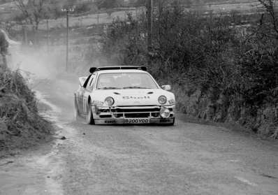 Karl-Erik (Kalle) Grundel - Benny Melander
47º Rothmans Circuit of Ireland 1986. Ford RS200,(B200 YOO). Abandonó por daños cuando pinchó una de las ruedas.
Ford Motor Co. Ltd

Del 28 de Marzo al 2 de Abril, Belfast • Ulster
Superficie: asfalto.

La prueba tenia un total de 939.60 km cronometrados divididos en 5 etapas y 51 tramos especiales (3 de ellos fueron cancelados SS2 Allens Folly de 13,65 km, SS43 Boho de 25,13 km y SS44 Widow Magee de 17,80 km).

Tomaron la salida 69 equipos, finalizaron 33.@
Palabras clave: Ford;RS200;Grupo_B;Circuit_Ireland;1986;Irlanda