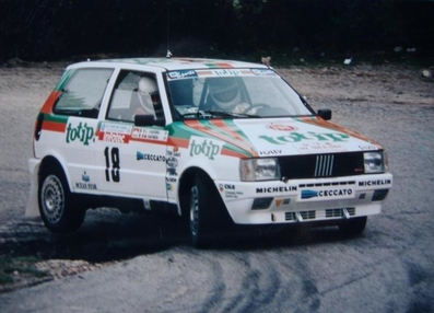 Michele Rayneri - Carlo Cassina
30º Tour de Corse - Rallye de France 1986. Fiat Uno Turbo. Abandonó por motor en SS1 Verghia - Pont de la Masina de 38.09 Km.

Equipo Martini Lancia se retira de la prueba a causa del fatal accidente de Henri Toivonen y Sergio Cresto el di­a 02-05-1986.

Del 1 al 3 de Mayo, Ajaccio, Córcega, Francia.
Superficie: asfalto.

El Rally tenia un total de 1551.00 km de los que 1122.34 km divididos en 30 tramos eran especiales. (4 de ellos fueron cancelados. SS12 Figarella - Cardo de 15.75 Km, SS18 Corte - Taverna de 26.84 Km, SS19 Moltifao - Speloncato de 38.16 Km y SS20 Corbara - Calenzana de 23.69 Km. Los 3 últimos por el fatal accidente de Henri y Sergio).
Tomaron la salida 122 equipos, finalizaron 31.

En esta edición habí­an 5 tramos de 50 o mas Km cronometrados, SS7 Cozzano - Col de la Serra de 50.84, SS8 Muracciole - Abbazia de 50.00, SS10 Pont d'Altiani - Pont St Laurent de 56.01, SS14 Prunelli - San Pancrazio de 55.67 y SS17 Campe Militaire - Corte de 58.14. Uno de mas de 70 km, SS23 Saint Roch - Suaricchio de 78.19, y otro, el último, SS30 Liamone - Suaricchio de 83.16 Km.

Aquí dejo los kilómetros de cada uno de los 30 tramos del Rally:

1ª ETAPA (01-Mayo-1986)
SS1 Verghia - Pont de la Masina de 38.09 km
SS2 Sainte Marie Sicche - Moca 1 de 23.96 km
SS3 Petreto - Aullene 1 de 20.03 km
SS4 Zerubia - Santa Giulia de 30.60 km
SS5 Sartene - Zonza de 44.23 km
SS6 Aullene - Zicavo de 25.59 km
SS7 Cozzano - Col de la Serra de 50.84 km
SS8 Muracciole - Abbazia de 50.00 km
SS9 Campo al Quarcio - Ponte de Noceta de 33.77 km
SS10 Pont d'Altiani - Pont St Laurent de 56.01 km
SS11 Ponte Rosso - Borgo de 42.29 km

TOTAL ETAPA 415.41 km

2ª ETAPA (02 Mayo-1986)
SS12 Figarella - Cardo (cancelado) de 15.75 km
SS13 Saint Florent - Col de San Stefano de 26.81 km
SS14 Prunelli - San Pancrazio de 55.67 km
SS15 Folelli - Santa Lucia di Moriani de 18.49 km
SS16 Moriani Plage - Orsoni de 20.10 km
SS17 Campe Militaire Corte de 58.14 km
SS18 Corte - Taverna (cancelado) de 26.84 km
SS19 Moltifao - Speloncato (cancelado) de 38.16 km
SS20 Corbara - Calenzana (cancelado) de 23.69 km

TOTAL ETAPA 283.65 km

3ª ETAPA (03-Mayo-1986)
SS21 Norte Dame de la Serra - Pont du Fango de 28.77 km
SS22 Fango - Ota de 48.59 km
SS23 Saint Roch - Suaricchio de 78.19 km
SS24 Tavera - Pont de Mezzana de 30.57 km
SS25 Sainte Marie Sicche - Moca 2 de 23.96 km
SS26 Petreto - Aullene 2 de 20.03 km
SS27 Sorbollano - Santa Giulia de 35.59 km
SS28 Calvese - Agosta Plage de 38.69 km
SS29 Plaine de Peri - Capiglioli de 35.73 km
SS30 Liamone - Suaricchio 83.16 km

TOTAL ETAPA 423.28 km.
SUMANDO LAS TRES ETAPAS, ESTAMOS HABLANDO DE 1122.34 KM CRONOMETRADOS... UNA SALVAJADA...
@
Palabras clave: Michele_Rayneri;Corse;Corcega;Fiat;Turbo;Uno;1986