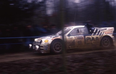 Stig Andervang - Dave West
35º Lombard RAC Rally 1986. Ford RS200 (C200 JJN). Abandonó por accidente en SS18 Ogre Hill de 11.46 km

Del 16 al 19 de Noviembre, Bath, Inglaterra.
Superficie: Tierra.

El Rally un total de 2537.93 km de los que 515.04 km divididos en 45 tramos eran especiales.

Tomaron la salida 149 equipos, finalizaron 83.@
Palabras clave: Stig_Andervang;Ford;RS200;Gran_Bretaña;1986;grupo_B;RAC_Rally;Inglaterra