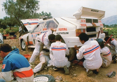 Asistencia del Equipo Citröen Competition en el 33º Acropolis Rally 1986
En el Citröen BX4TC (9799 NR 92) de Maurice Chomat - Didier Breton. Abandonó por suspensión en SS1 Imittos de 12.40 Km.
En la foto intentando reparar sin éxito el motivo del abandono, la suspensión.

Del 2 al 4 de Junio, Atenas, Gracia.
Superficie: tierra.

El Rally tenía un total de 1890.00 km de los que 572.13 km divididos en 46 tramos eran especiales (8 de ellas fueron canceladas SS8, SS9, SS10, SS14, SS16, SS21, SS36 y SS45).

Tomaron la salida 102 equipos, finalizaron 34.@
Palabras clave: Maurice_Chomat;Citroen;BX4TC;Grecia;Acropolis;Grupo_B;1986;Asistencias