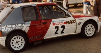 Antoine Casabianca - Jean-Baptiste Giovannangeli
30º Tour de Corse - Rallye de France 1986. Peugeot 205 Turbo 16. Abandonó, desconocemos el motivo y en que especial.

Equipo Martini Lancia se retira de la prueba a causa del fatal accidente de Henri Toivonen y Sergio Cresto el di­a 02-05-1986.

Del 1 al 3 de Mayo, Ajaccio, Córcega, Francia.
Superficie: asfalto.

El Rally tenia un total de 1551.00 km de los que 1122.34 km divididos en 30 tramos eran especiales. (4 de ellos fueron cancelados. SS12 Figarella - Cardo de 15.75 Km, SS18 Corte - Taverna de 26.84 Km, SS19 Moltifao - Speloncato de 38.16 Km y SS20 Corbara - Calenzana de 23.69 Km. Los 3 últimos por el fatal accidente de Henri y Sergio).
Tomaron la salida 122 equipos, finalizaron 31.

En esta edición habí­an 5 tramos de 50 o mas Km cronometrados, SS7 Cozzano - Col de la Serra de 50.84, SS8 Muracciole - Abbazia de 50.00, SS10 Pont d'Altiani - Pont St Laurent de 56.01, SS14 Prunelli - San Pancrazio de 55.67 y SS17 Campe Militaire - Corte de 58.14. Uno de mas de 70 km, SS23 Saint Roch - Suaricchio de 78.19, y otro, el último, SS30 Liamone - Suaricchio de 83.16 Km.

Aquí dejo los kilómetros de cada uno de los 30 tramos del Rally:

1ª ETAPA (01-Mayo-1986)
SS1 Verghia - Pont de la Masina de 38.09 km
SS2 Sainte Marie Sicche - Moca 1 de 23.96 km
SS3 Petreto - Aullene 1 de 20.03 km
SS4 Zerubia - Santa Giulia de 30.60 km
SS5 Sartene - Zonza de 44.23 km
SS6 Aullene - Zicavo de 25.59 km
SS7 Cozzano - Col de la Serra de 50.84 km
SS8 Muracciole - Abbazia de 50.00 km
SS9 Campo al Quarcio - Ponte de Noceta de 33.77 km
SS10 Pont d'Altiani - Pont St Laurent de 56.01 km
SS11 Ponte Rosso - Borgo de 42.29 km

TOTAL ETAPA 415.41 km

2ª ETAPA (02 Mayo-1986)
SS12 Figarella - Cardo (cancelado) de 15.75 km
SS13 Saint Florent - Col de San Stefano de 26.81 km
SS14 Prunelli - San Pancrazio de 55.67 km
SS15 Folelli - Santa Lucia di Moriani de 18.49 km
SS16 Moriani Plage - Orsoni de 20.10 km
SS17 Campe Militaire Corte de 58.14 km
SS18 Corte - Taverna (cancelado) de 26.84 km
SS19 Moltifao - Speloncato (cancelado) de 38.16 km
SS20 Corbara - Calenzana (cancelado) de 23.69 km

TOTAL ETAPA 283.65 km

3ª ETAPA (03-Mayo-1986)
SS21 Norte Dame de la Serra - Pont du Fango de 28.77 km
SS22 Fango - Ota de 48.59 km
SS23 Saint Roch - Suaricchio de 78.19 km
SS24 Tavera - Pont de Mezzana de 30.57 km
SS25 Sainte Marie Sicche - Moca 2 de 23.96 km
SS26 Petreto - Aullene 2 de 20.03 km
SS27 Sorbollano - Santa Giulia de 35.59 km
SS28 Calvese - Agosta Plage de 38.69 km
SS29 Plaine de Peri - Capiglioli de 35.73 km
SS30 Liamone - Suaricchio 83.16 km

TOTAL ETAPA 423.28 km.
SUMANDO LAS TRES ETAPAS, ESTAMOS HABLANDO DE 1122.34 KM CRONOMETRADOS... UNA SALVAJADA...
@
Palabras clave: Peugeot;Turbo;Grupo_B;Corse;Corcega;1986