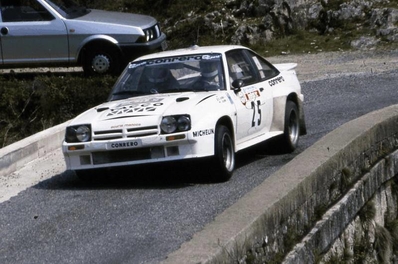 Giovanni Recordati - Freddy Delorme
30º Tour de Corse - Rallye de France 1986. Opel Manta 400. Abandonó, desconocemos el motivo y en que especial.

Equipo Martini Lancia se retira de la prueba a causa del fatal accidente de Henri Toivonen y Sergio Cresto el di­a 02-05-1986.

Del 1 al 3 de Mayo, Ajaccio, Córcega, Francia.
Superficie: asfalto.

El Rally tenia un total de 1551.00 km de los que 1122.34 km divididos en 30 tramos eran especiales. (4 de ellos fueron cancelados. SS12 Figarella - Cardo de 15.75 Km, SS18 Corte - Taverna de 26.84 Km, SS19 Moltifao - Speloncato de 38.16 Km y SS20 Corbara - Calenzana de 23.69 Km. Los 3 últimos por el fatal accidente de Henri y Sergio).
Tomaron la salida 122 equipos, finalizaron 31.

En esta edición habí­an 5 tramos de 50 o mas Km cronometrados, SS7 Cozzano - Col de la Serra de 50.84, SS8 Muracciole - Abbazia de 50.00, SS10 Pont d'Altiani - Pont St Laurent de 56.01, SS14 Prunelli - San Pancrazio de 55.67 y SS17 Campe Militaire - Corte de 58.14. Uno de mas de 70 km, SS23 Saint Roch - Suaricchio de 78.19, y otro, el último, SS30 Liamone - Suaricchio de 83.16 Km.

Aquí dejo los kilómetros de cada uno de los 30 tramos del Rally:

1ª ETAPA (01-Mayo-1986)
SS1 Verghia - Pont de la Masina de 38.09 km
SS2 Sainte Marie Sicche - Moca 1 de 23.96 km
SS3 Petreto - Aullene 1 de 20.03 km
SS4 Zerubia - Santa Giulia de 30.60 km
SS5 Sartene - Zonza de 44.23 km
SS6 Aullene - Zicavo de 25.59 km
SS7 Cozzano - Col de la Serra de 50.84 km
SS8 Muracciole - Abbazia de 50.00 km
SS9 Campo al Quarcio - Ponte de Noceta de 33.77 km
SS10 Pont d'Altiani - Pont St Laurent de 56.01 km
SS11 Ponte Rosso - Borgo de 42.29 km

TOTAL ETAPA 415.41 km

2ª ETAPA (02 Mayo-1986)
SS12 Figarella - Cardo (cancelado) de 15.75 km
SS13 Saint Florent - Col de San Stefano de 26.81 km
SS14 Prunelli - San Pancrazio de 55.67 km
SS15 Folelli - Santa Lucia di Moriani de 18.49 km
SS16 Moriani Plage - Orsoni de 20.10 km
SS17 Campe Militaire Corte de 58.14 km
SS18 Corte - Taverna (cancelado) de 26.84 km
SS19 Moltifao - Speloncato (cancelado) de 38.16 km
SS20 Corbara - Calenzana (cancelado) de 23.69 km

TOTAL ETAPA 283.65 km

3ª ETAPA (03-Mayo-1986)
SS21 Norte Dame de la Serra - Pont du Fango de 28.77 km
SS22 Fango - Ota de 48.59 km
SS23 Saint Roch - Suaricchio de 78.19 km
SS24 Tavera - Pont de Mezzana de 30.57 km
SS25 Sainte Marie Sicche - Moca 2 de 23.96 km
SS26 Petreto - Aullene 2 de 20.03 km
SS27 Sorbollano - Santa Giulia de 35.59 km
SS28 Calvese - Agosta Plage de 38.69 km
SS29 Plaine de Peri - Capiglioli de 35.73 km
SS30 Liamone - Suaricchio 83.16 km

TOTAL ETAPA 423.28 km.
SUMANDO LAS TRES ETAPAS, ESTAMOS HABLANDO DE 1122.34 KM CRONOMETRADOS... UNA SALVAJADA...
@
Palabras clave: Opel;Manta;Grupo_B;Corse;Corcega;1986